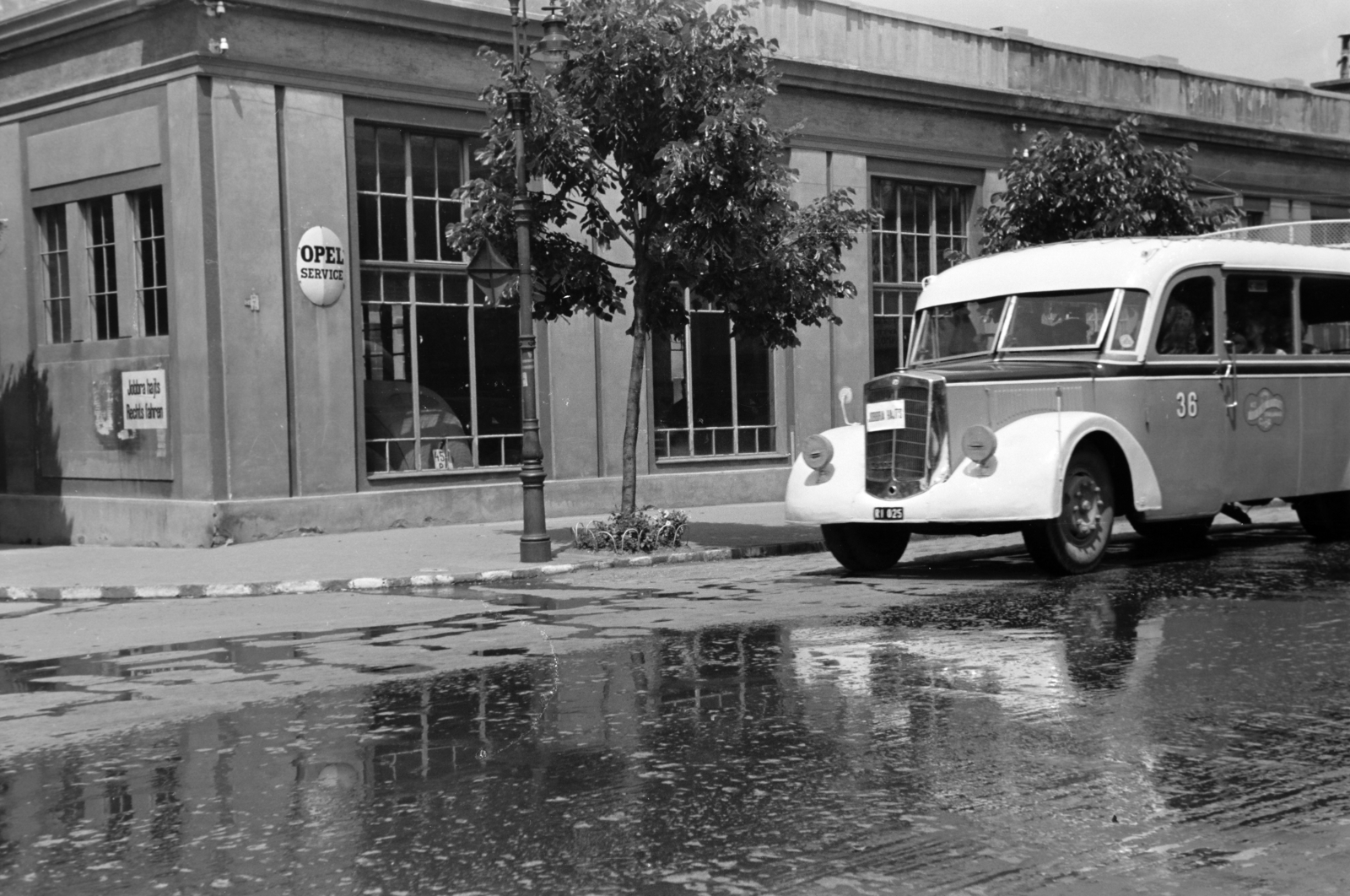 Magyarország, Győr, a felvétel a Szent István út 41. szám alatti Star Garage gépjárműszervíz előtt készült, balra a Teleki László utca., 1941, Nagy István, Nagy József, Mercedes-márka, autóbusz, garázs, jobbra hajts, Fortepan #264436