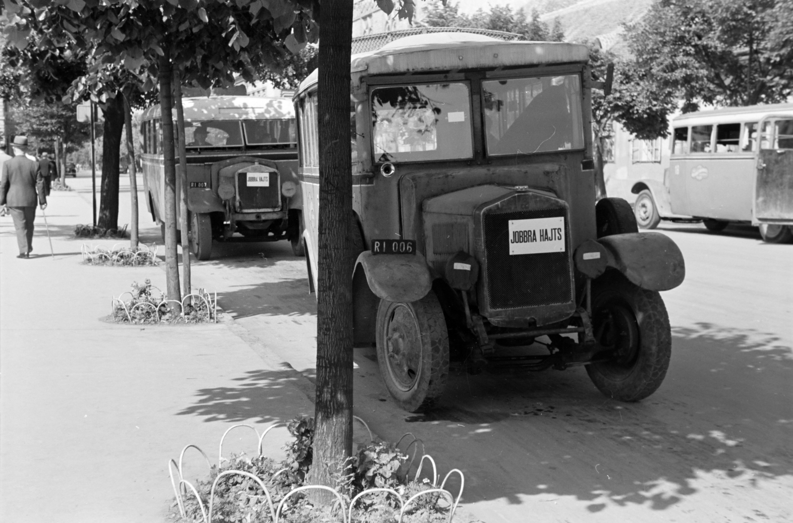 Hungary, Győr, a felvétel a Szent István úton a Star Garage gépjárműszervíz környékén készülhetett., 1941, Nagy István, Rába-brand, bus, label, Chevrolet-brand, Drive on the right, Fortepan #264437