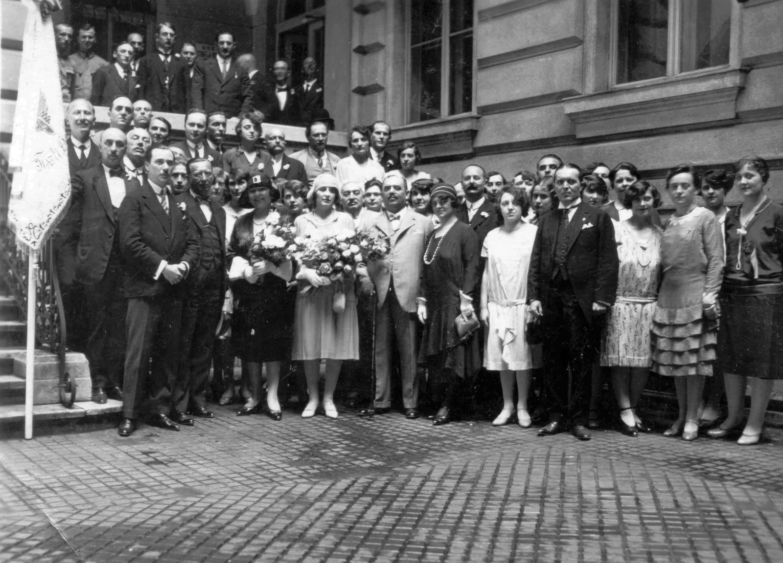 1939, Domonkos Éva, flag, tableau, cobblestones, inner courtyard, Fortepan #26444