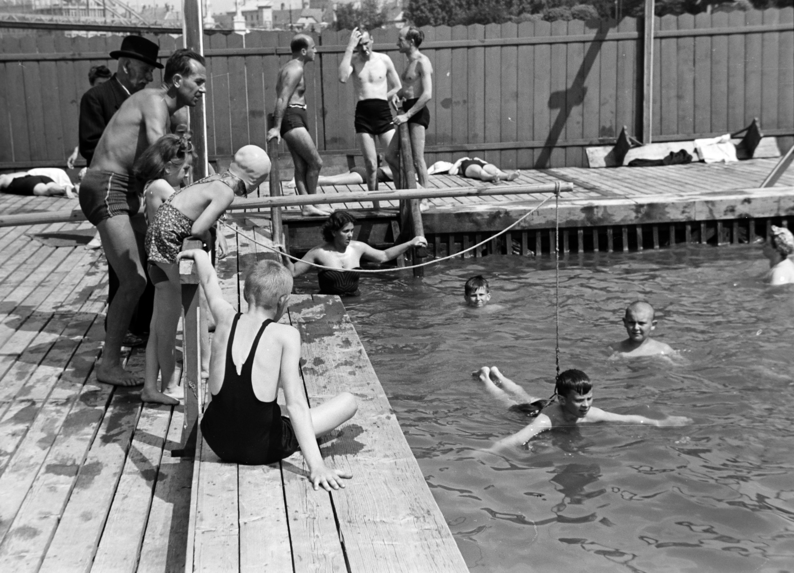 Magyarország, Győr, a dunai tutajuszoda / deszkamedencés strandfürdő a Mosoni-Duna és Rába összefolyásának közelében., 1941, Nagy István, Nagy József, Best of, úszás, úszásoktatás, kakukktojás, Fortepan #264444