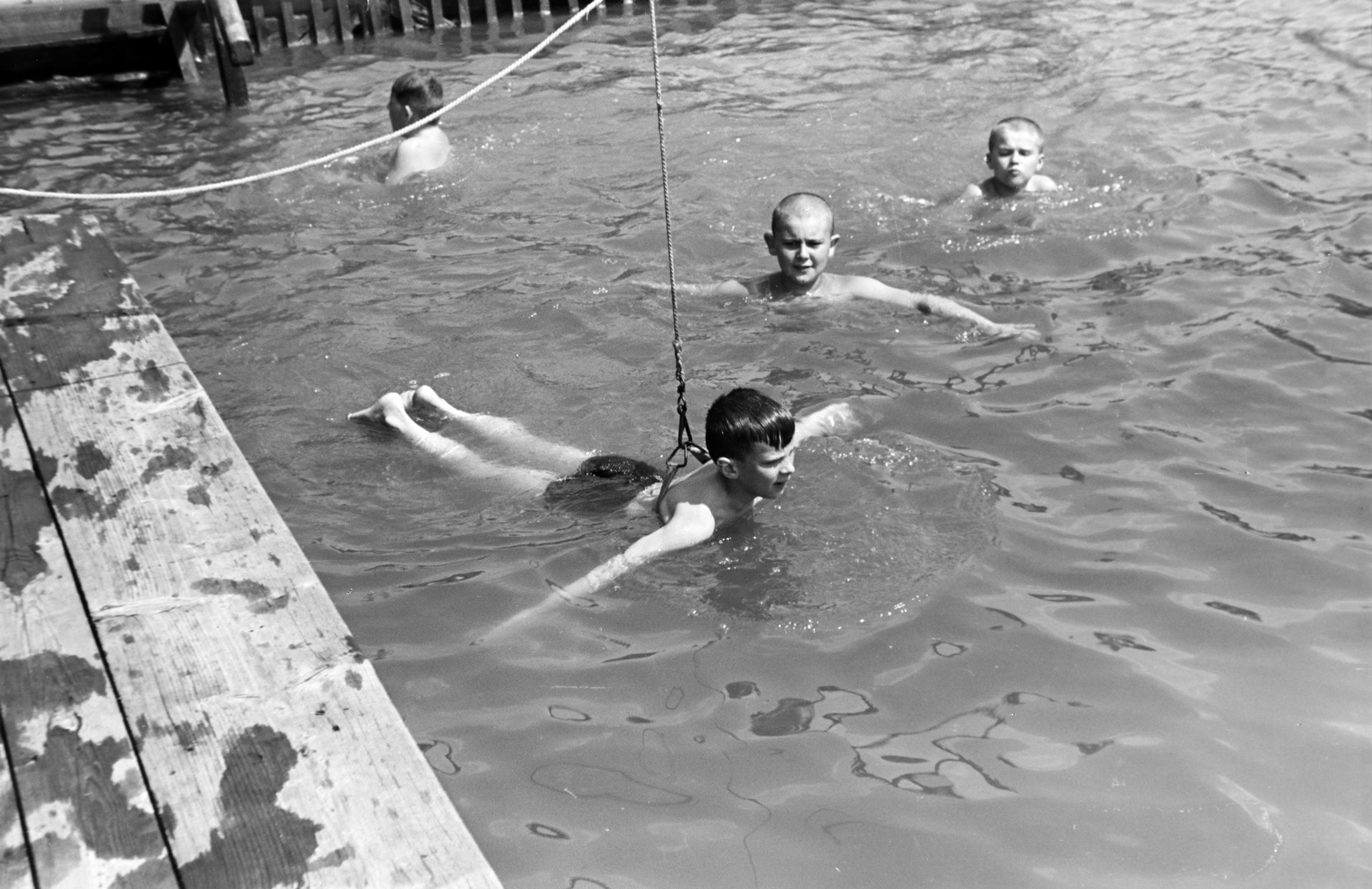 Hungary, Győr, a dunai tutajuszoda / deszkamedencés strandfürdő a Mosoni-Duna és Rába összefolyásának közelében., 1941, Nagy István, swimming lesson, Fortepan #264445