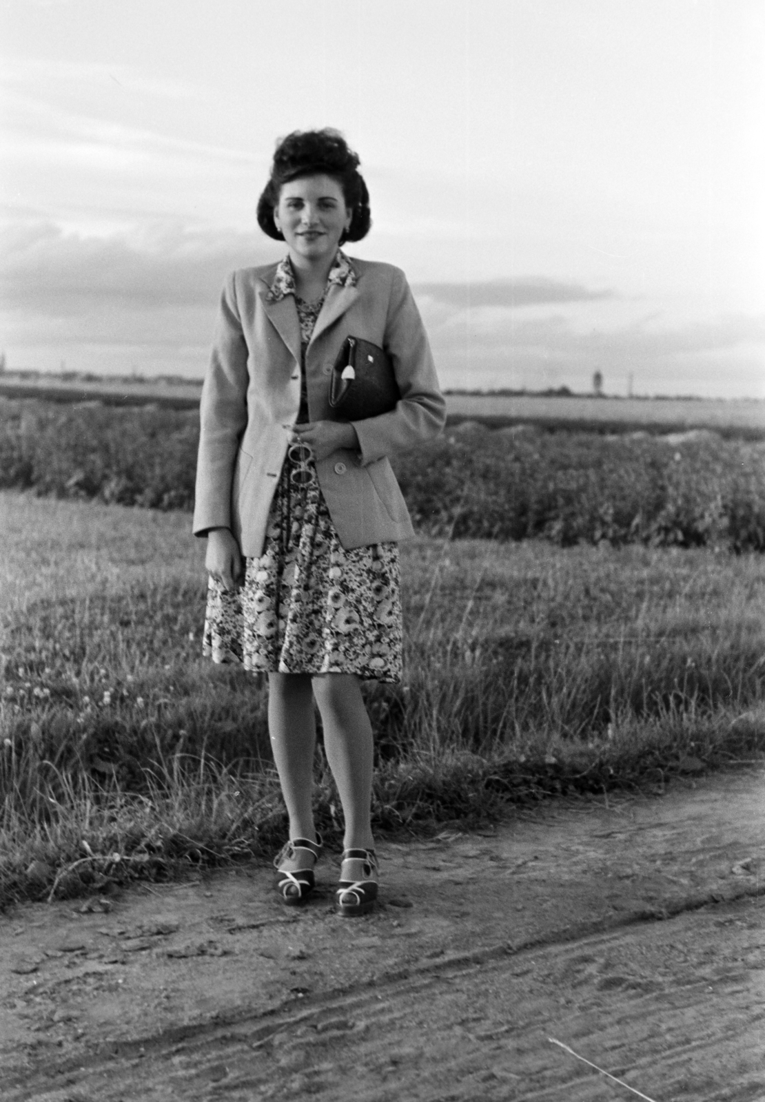 Hungary, Szombathely, Perint (ekkor önálló, ma a város része). A hölgy a temető és a Külső Pozsonyi út közötti területen áll., 1942, Nagy István, portrait, Fortepan #264466