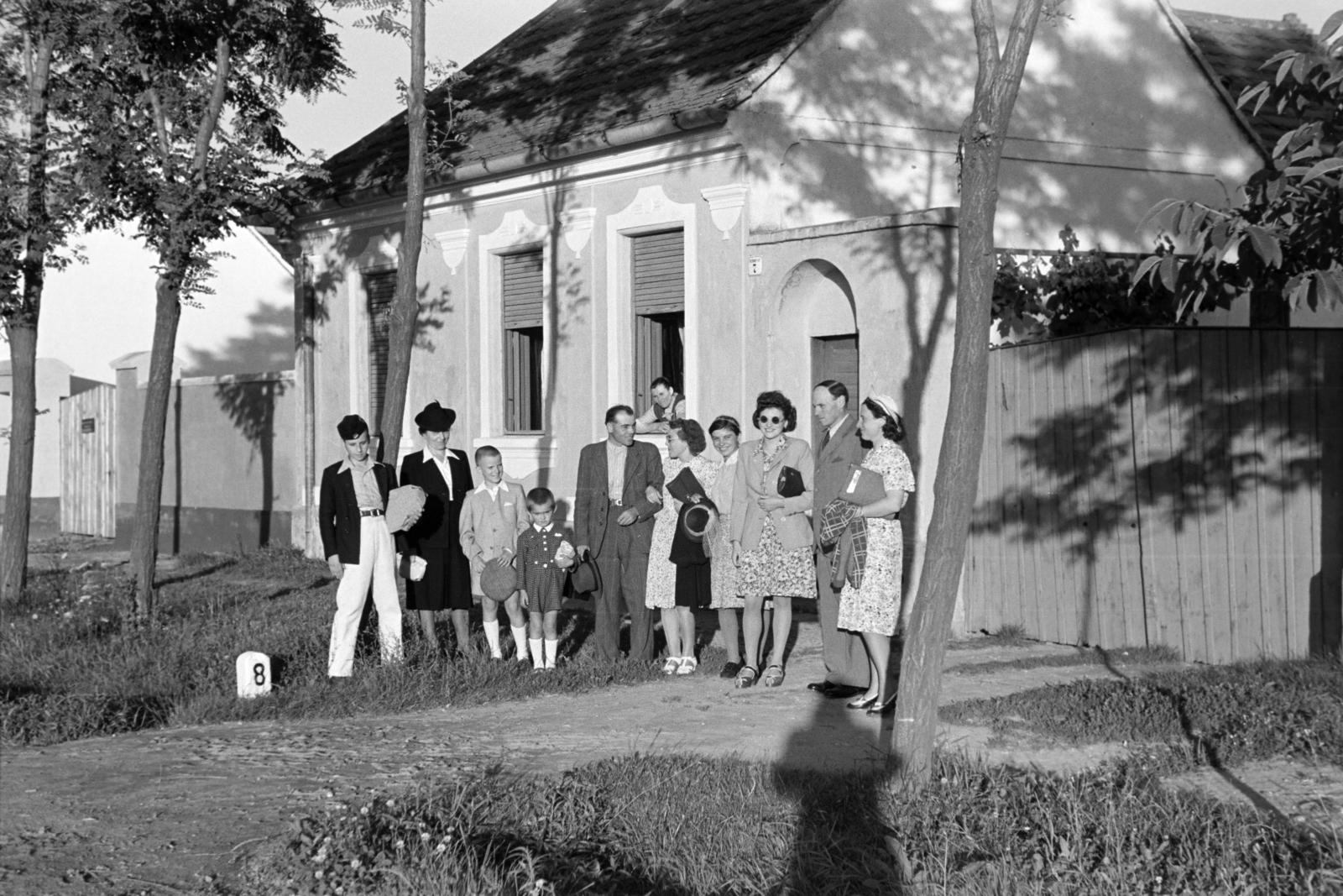 Hungary, Szombathely, Perint (ekkor önálló, ma a város része), Külső Pozsonyi út (Pozsonyi út) 7., 1942, Nagy István, tableau, shadow, house, shutter, pit, Fortepan #264471