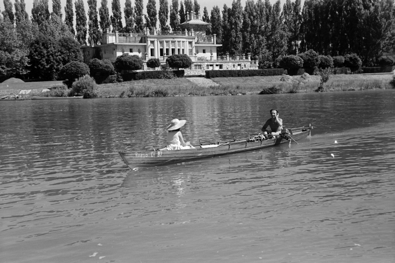 Magyarország, Győr, Mosoni-Duna a Rába torkolata és a Kossuth híd között. Szemben a Győri Torna és Evezős Egylet (később Rába ETO, ma Győri Vízügy-Spartacus Evezős Klub) csónakháza., 1941, Nagy István, Nagy József, csónak, evezés, üdülőhely, Fortepan #264480