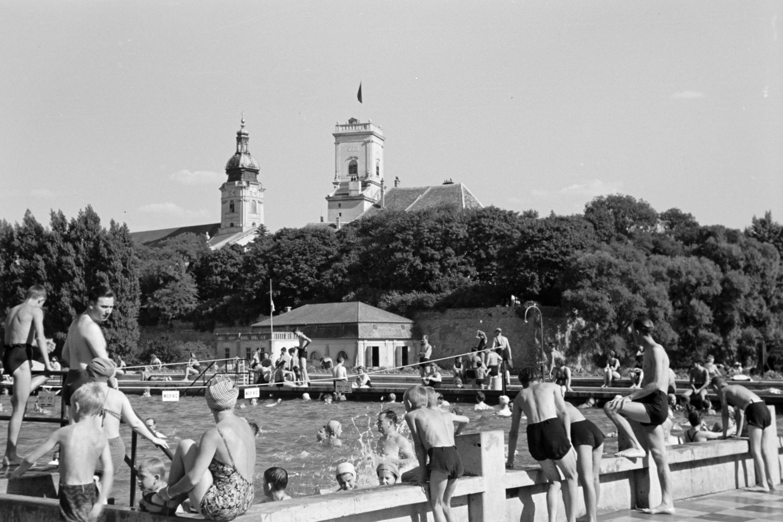 Magyarország, Győr, strand, háttérben a Székesegyház és a Püspökvár látható., 1941, Nagy István, Nagy József, strand, katolikus, Fortepan #264482