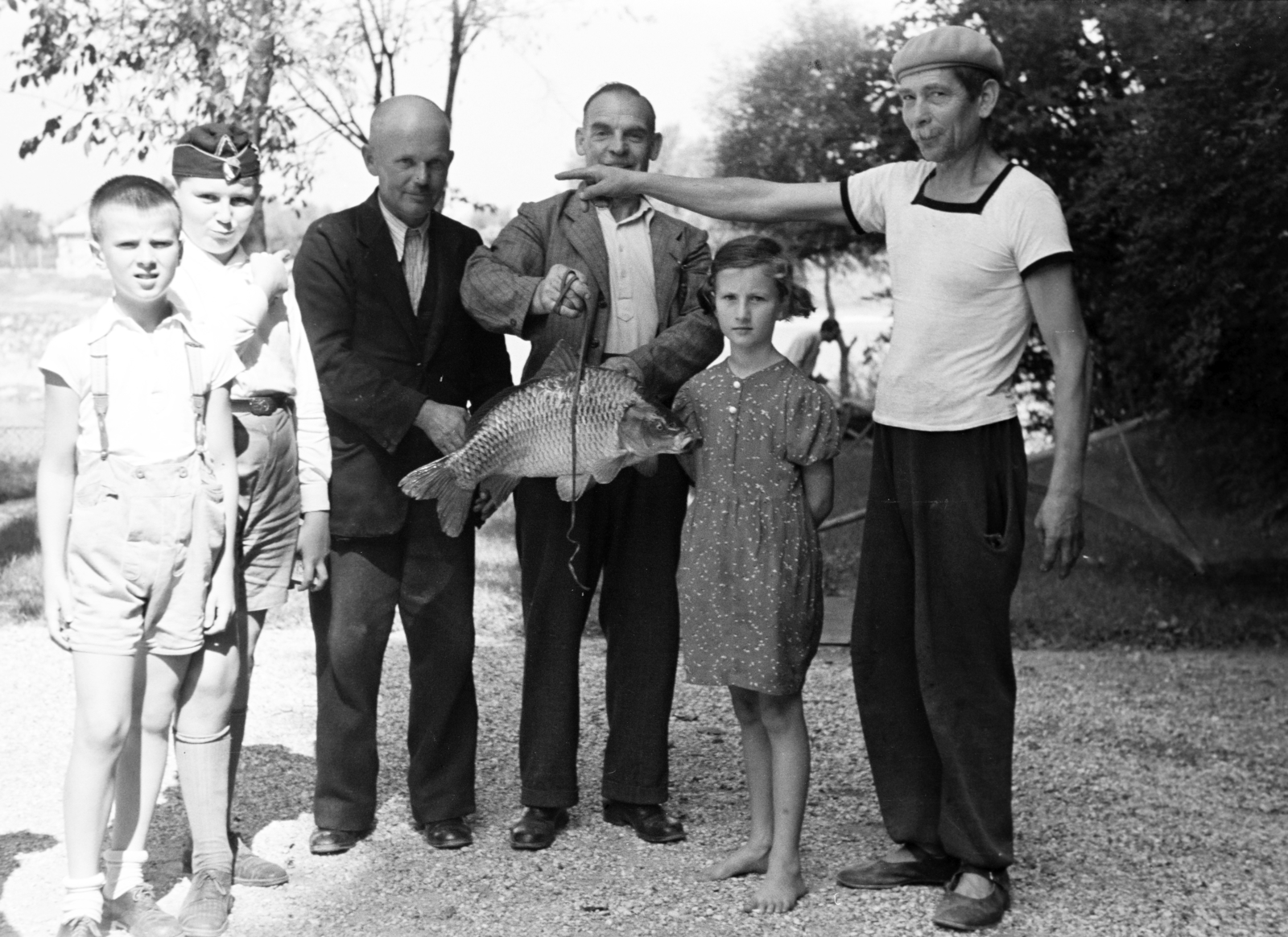Hungary, Győr, a Rába folyó partja a Püspökvár alatti szakaszon., 1942, Nagy István, tableau, hold in arms, point a finger, fish, pride, Best of, Fortepan #264483