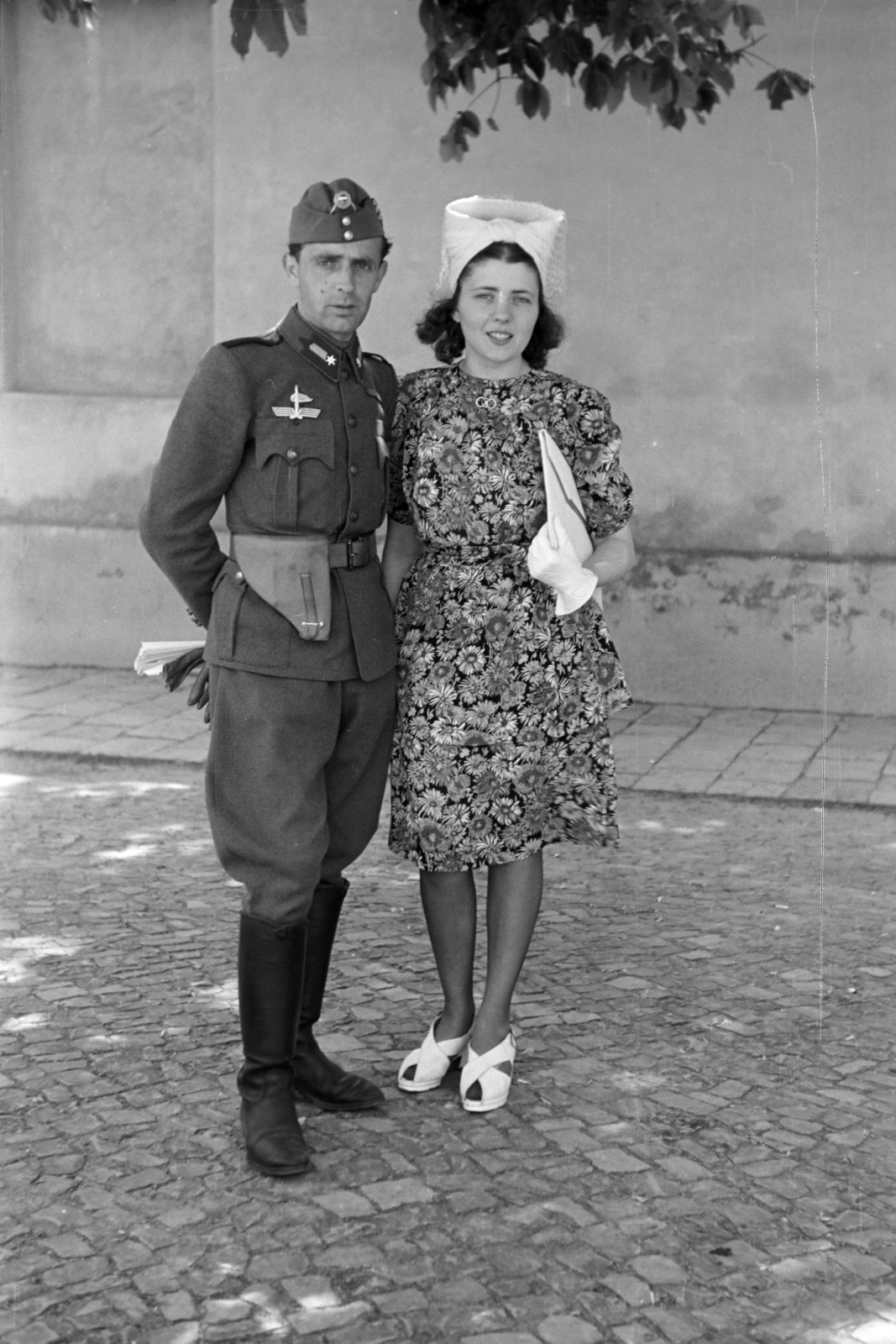 Hungary, Győr, Káptalandomb, Apor Vilmos püspök tere (Martinovics tér) a Székesegyház mellett, háttérben a püspöki gazdasági udvar kerítése., 1942, Nagy István, portrait, man and woman, pistol holster, war correspondent, uniform, Fortepan #264487