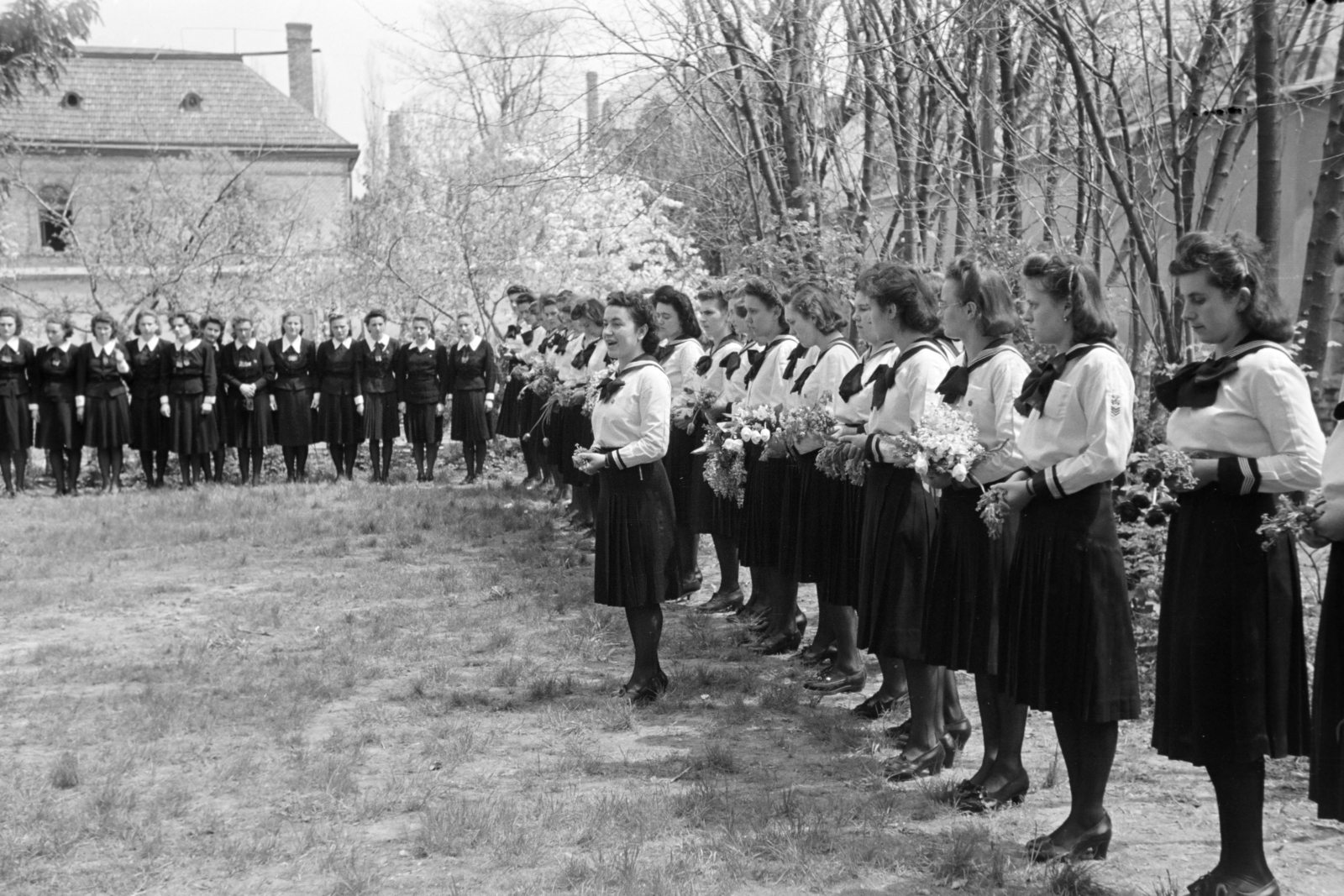Magyarország, Győr, a Győri Magyar Királyi Állami Tanitónőképző-intézet udvara., 1941, Nagy István, Nagy József, matrózblúz, ünnepség, Fortepan #264494