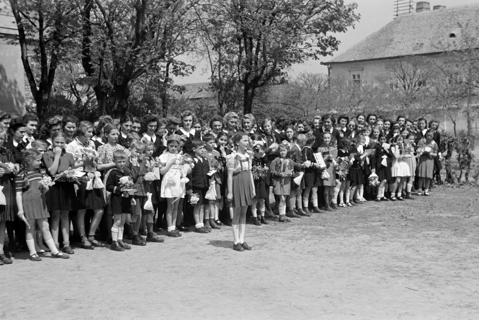 Hungary, Győr, a Győri Magyar Királyi Állami Tanitónőképző-intézet udvara., 1941, Nagy István, festive, Fortepan #264495