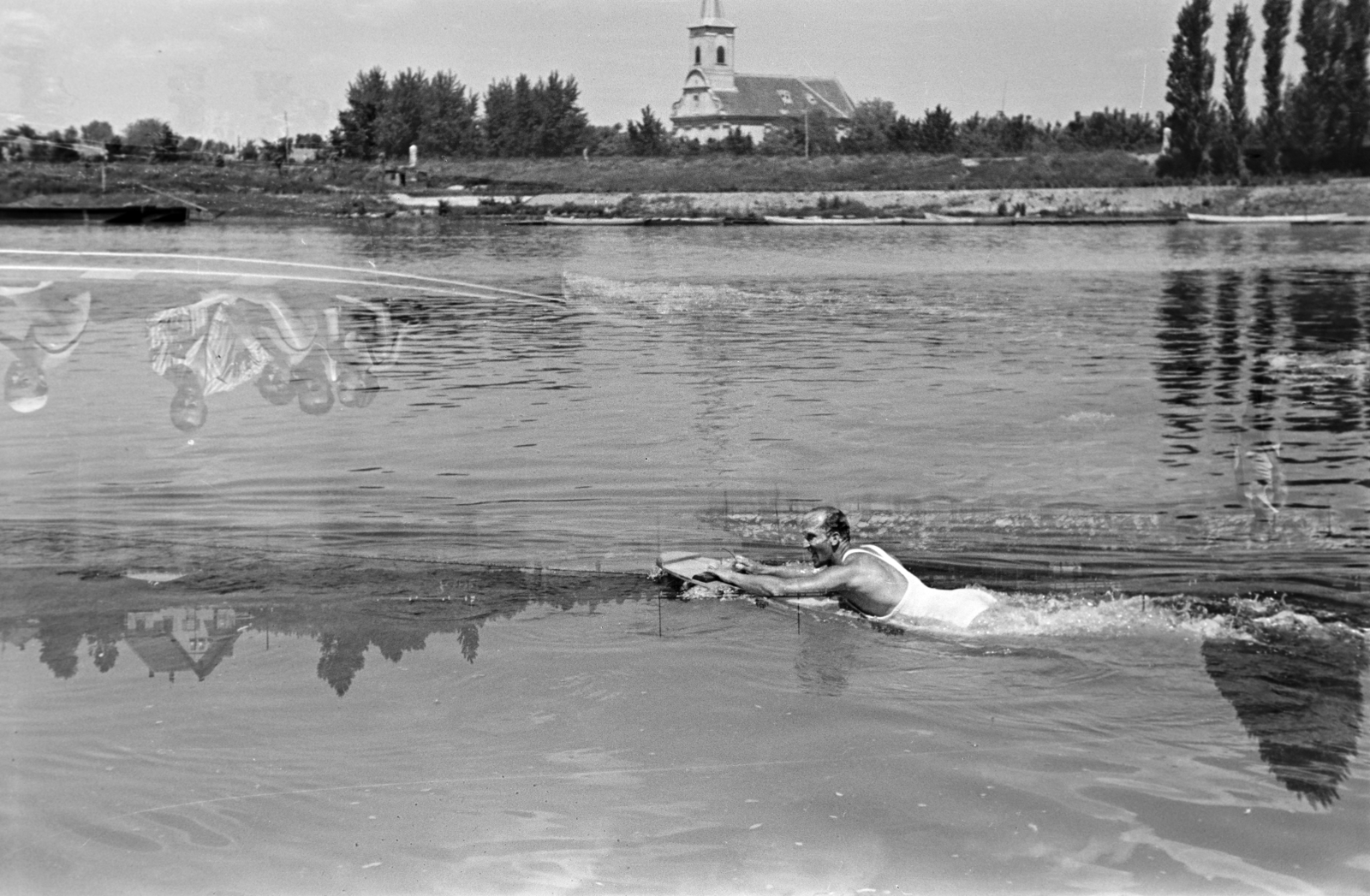 Hungary, Győr, Mosoni-Duna, a túlparton a révfalui Szentháromság-templom látható., 1941, Nagy István, Fortepan #264509