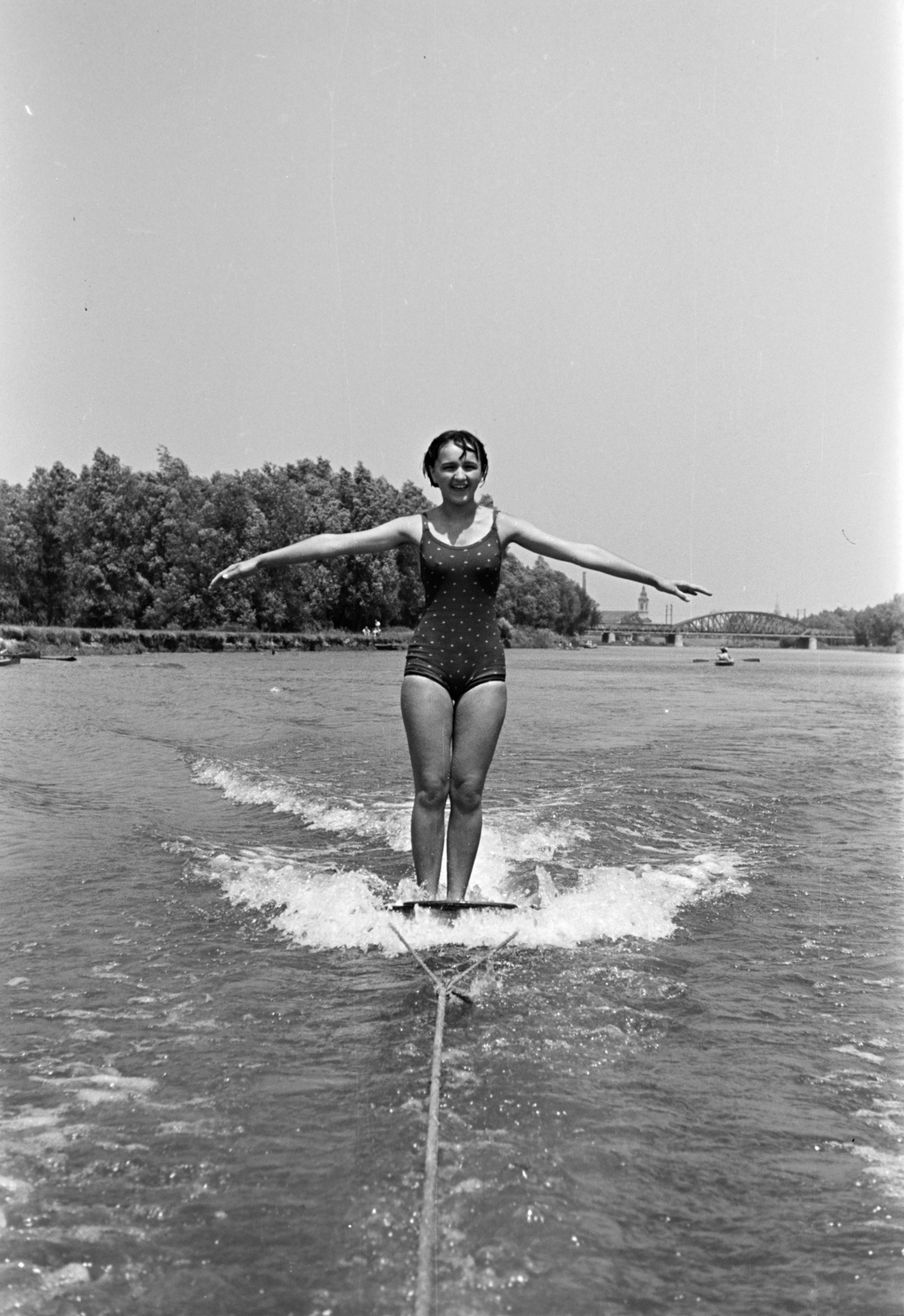 Hungary, Győr, Rába folyó, háttérben a vasúti híd és a Szent József-templom., 1937, Nagy István, feat, water ski, Fortepan #264514