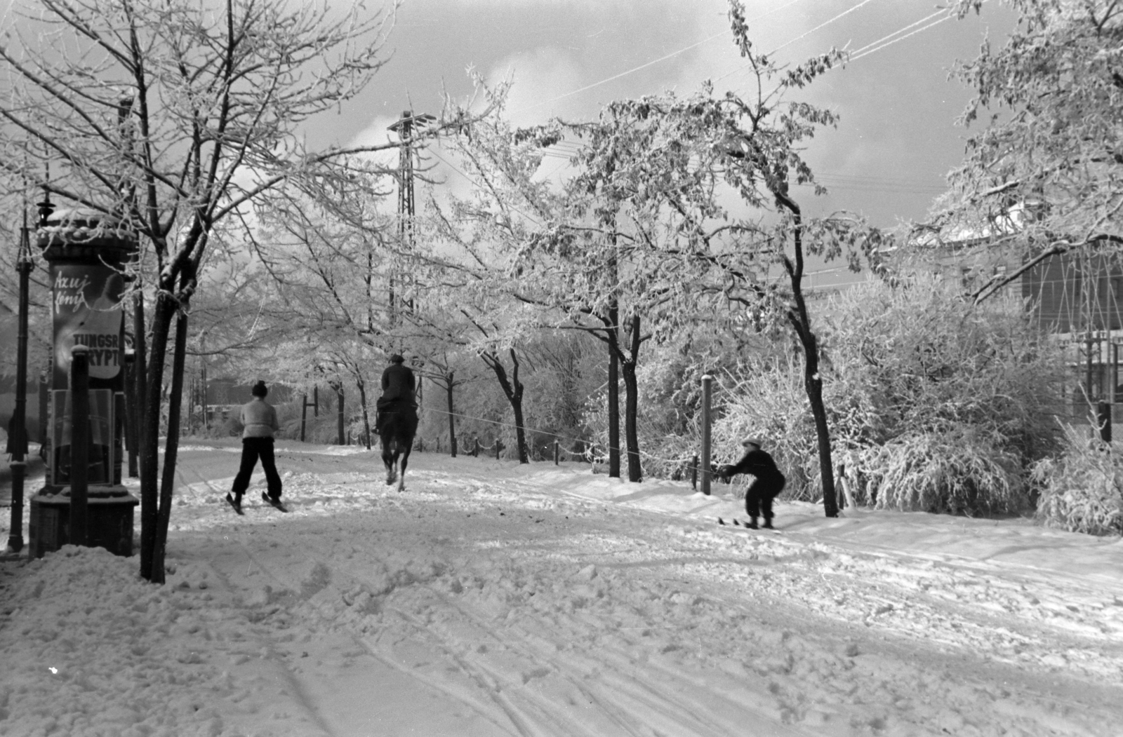 Magyarország, Győr, a felvétel az Eszperantó (Sopron) utcában készült, háttérben a vasútállomás épülete., 1941, Nagy István, Nagy József, hó, hirdetőoszlop, Fortepan #264522