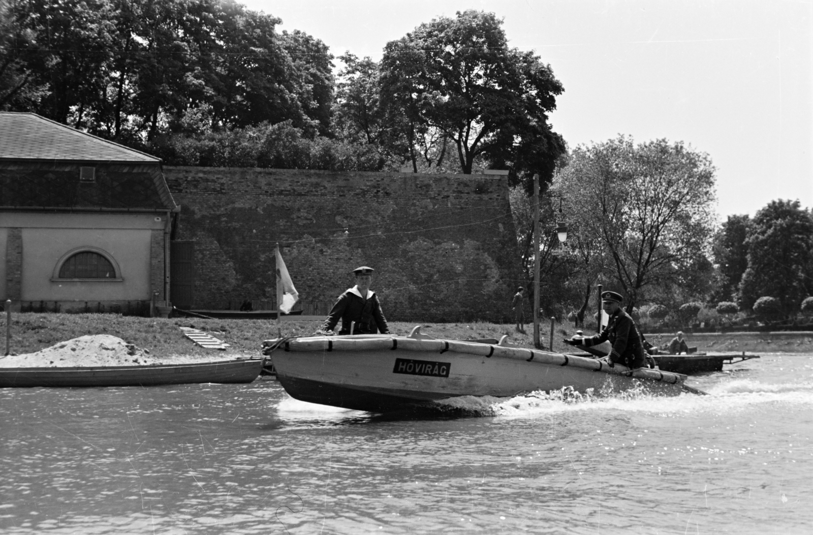 Hungary, Győr, Rába folyó, Kastély-bástya, előtte a Pedagógus csónakház., 1937, Nagy István, sailor, Fortepan #264527