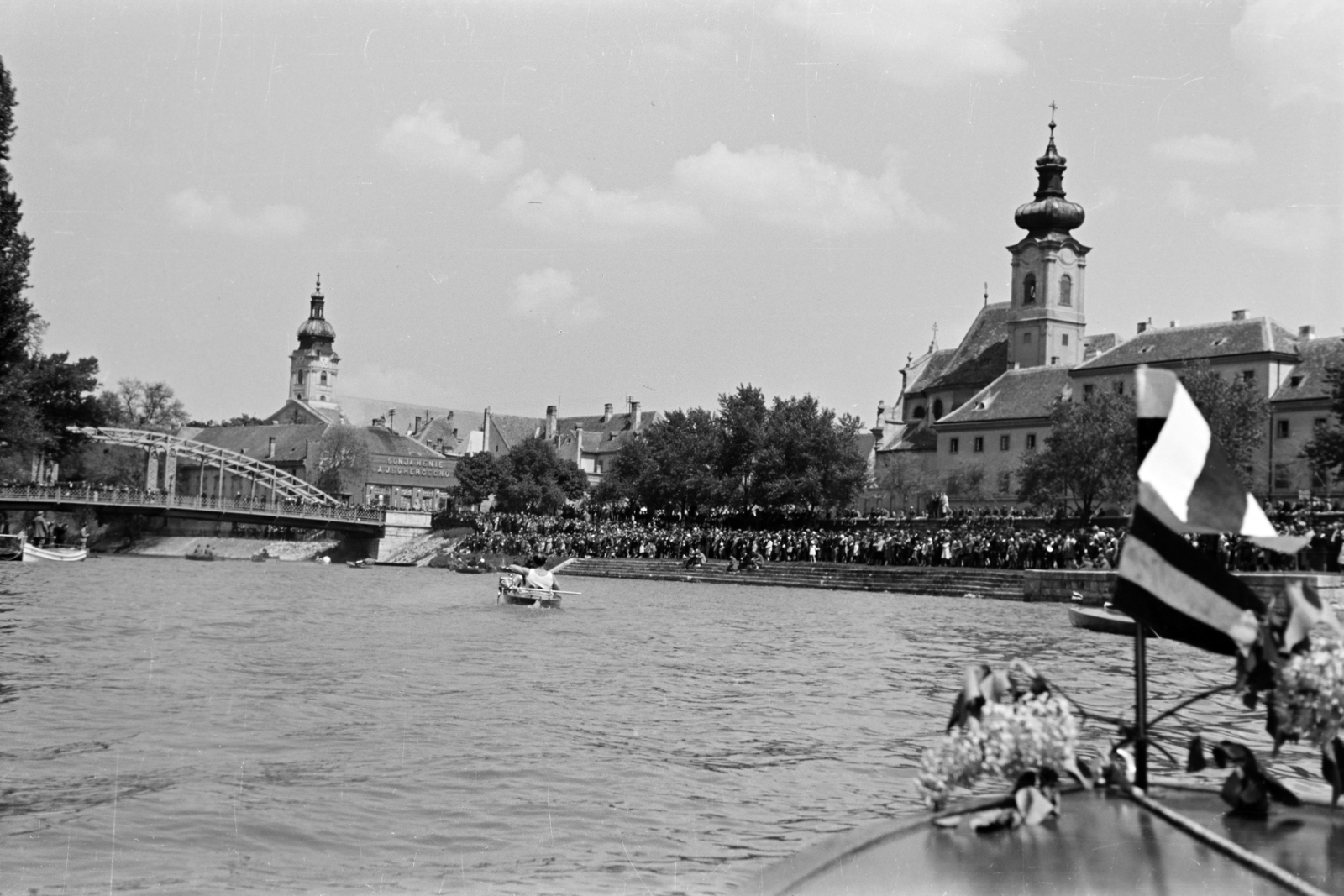 Hungary, Győr, Vízre hívó Szent Kristóf ünnepe 1937. május 9-én. Felvonuló csónakok a Rába folyón, balra a Kettős híd, háttérben a Székesegyház, jobbra a Karmelita templom látható., 1937, Nagy István, Fortepan #264529