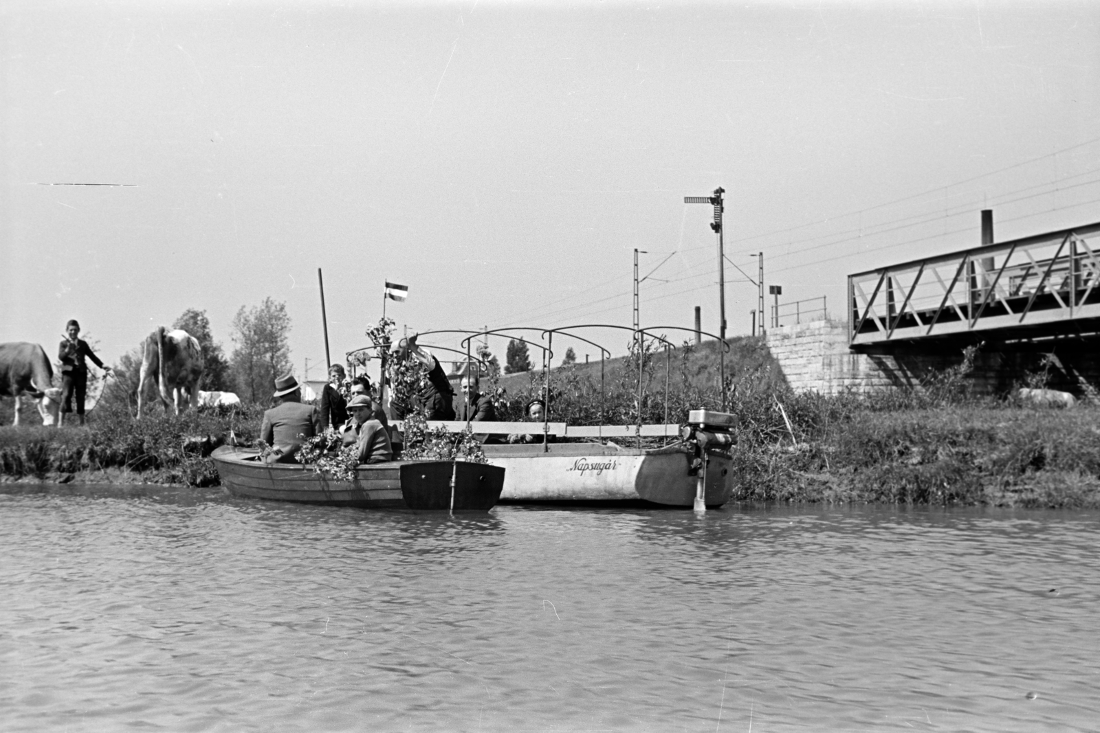 Hungary, Győr, Vízre hívó Szent Kristóf ünnepe 1937. május 9-én, felvonuló csónakok a Rába folyó felletti vasúti hídnál., 1937, Nagy István, Fortepan #264531