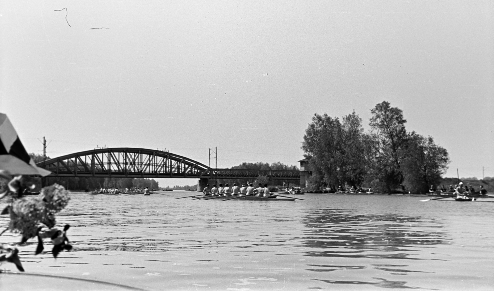 Hungary, Győr, Vízre hívó Szent Kristóf ünnepe 1937. május 9-én, evezősök a Rába folyó felletti vasúti hídnál., 1937, Nagy István, water sports, bridge, Fortepan #264532