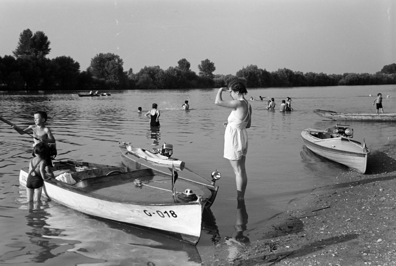Hungary, Győr, Győrszentiván (ekkor önálló, ma a város része), szabadstrand a Mosoni-Dunán., 1938, Nagy István, water tour, Fortepan #264535