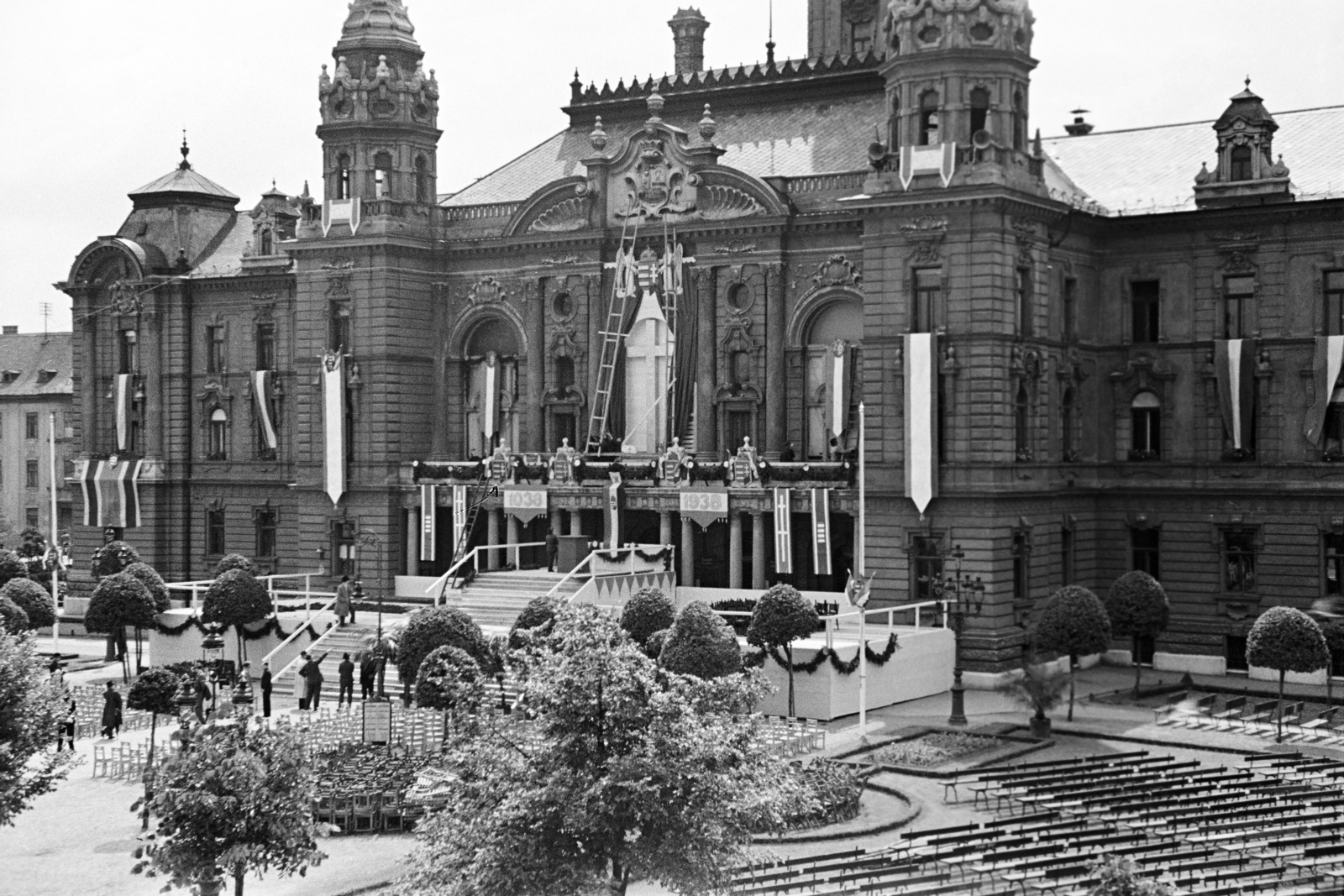 Hungary, Győr, Városháza (Gróf Tisza István) tér a Városháza előtt, ünnepség előkészületei a Szent Jobb fogadására., 1938, Nagy István, public building, Fortepan #264555