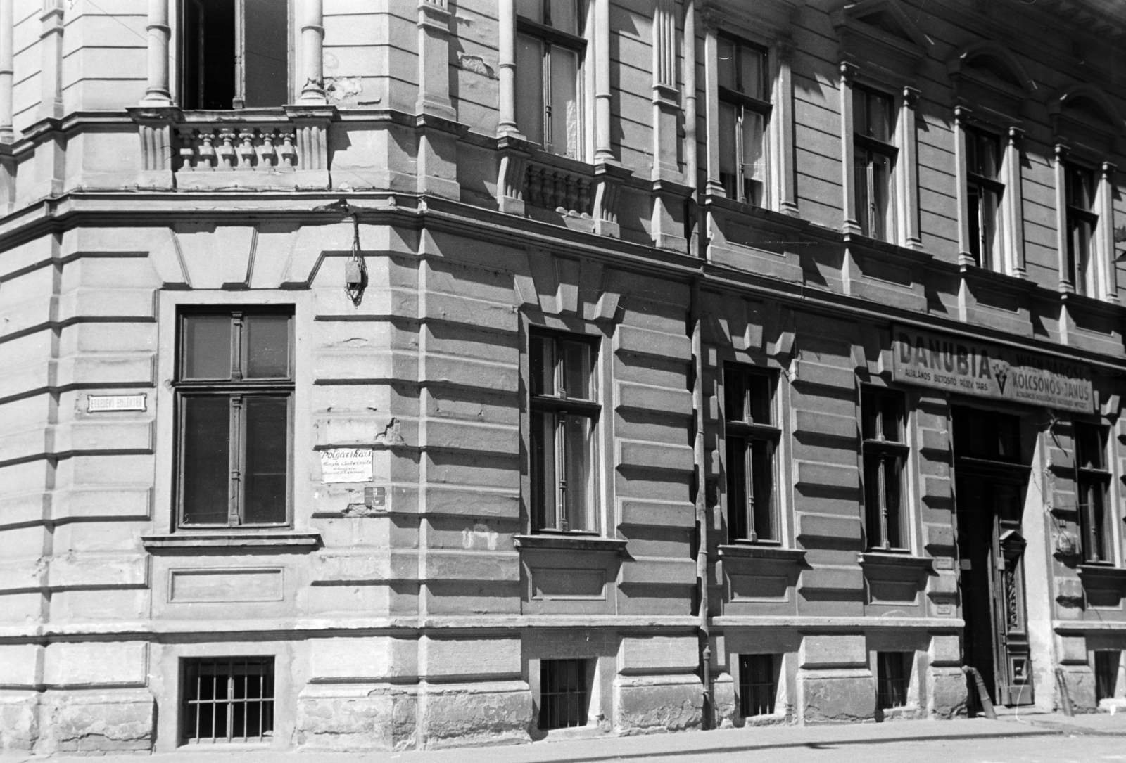 Románia,Erdély, Nagyvárad, Ezredévi emléktér (Strada Libertății) - Mészáros Lázár utca (Strada Nicolae Grigorescu) sarok., 1941, Nagy István, Nagy József, Fortepan #264559