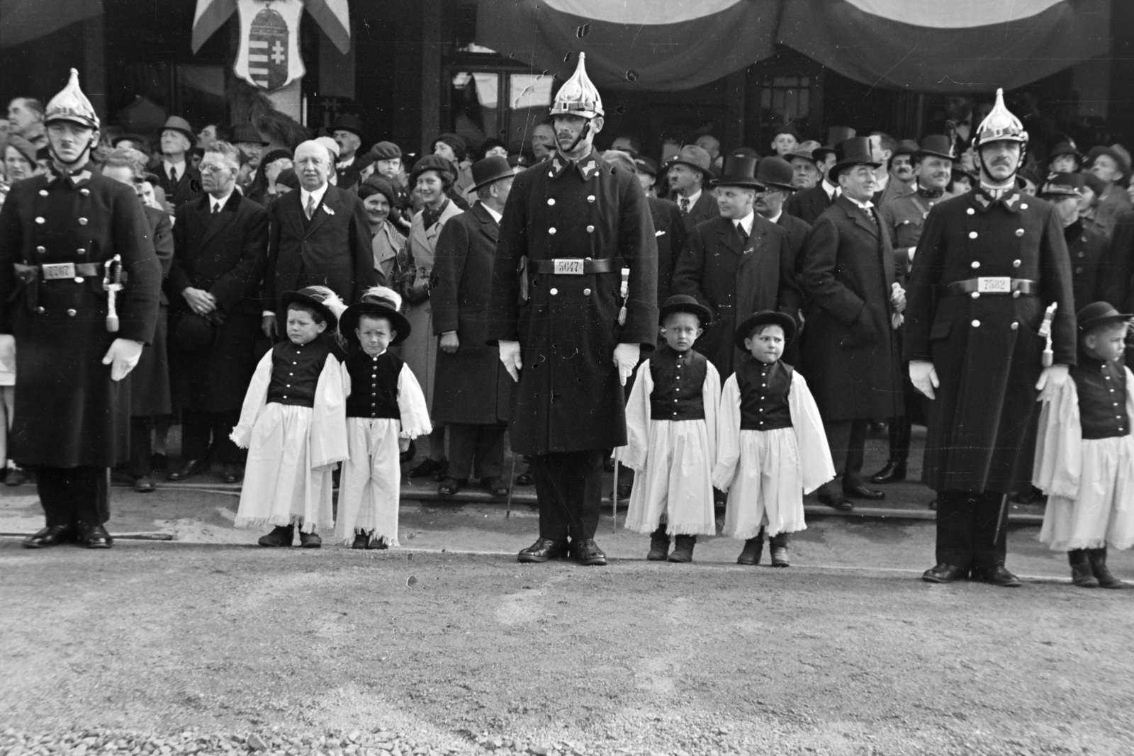 Hungary, Hegyeshalom, vasútállomás, Wilhelm Miklas osztrák szövetségi elnök és feleségének díszes fogadtatása Budapestre történő utazásuk alkalmával., 1937, Nagy István, tableau, Best of, kid, folk costume, waiting, pickelhelm, Fortepan #264562