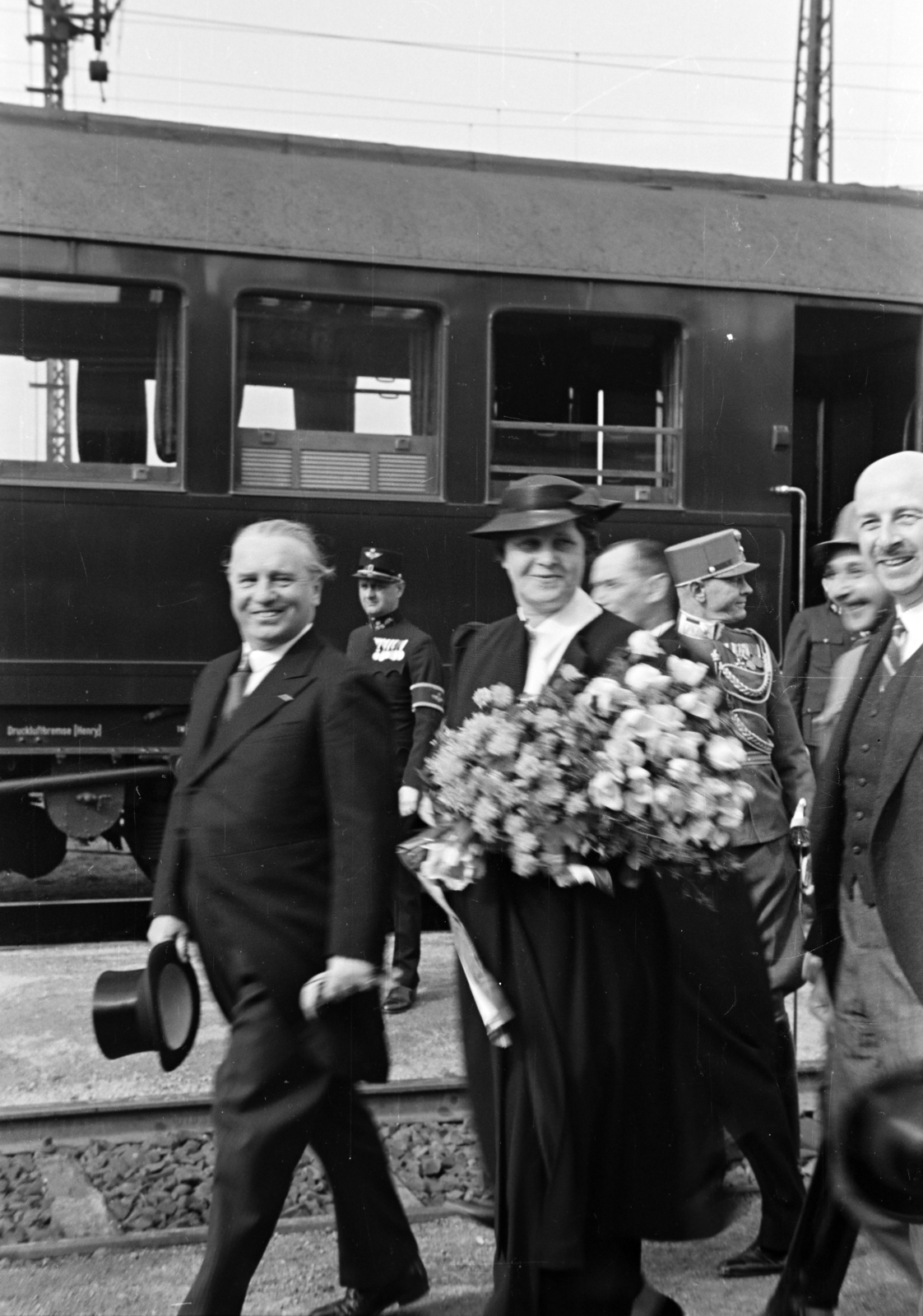 Hungary, Hegyeshalom, vasútállomás, Wilhelm Miklas osztrák szövetségi elnök és feleségének díszes fogadtatása Budapestre történő utazásuk alkalmával., 1941, Nagy István, Fortepan #264564