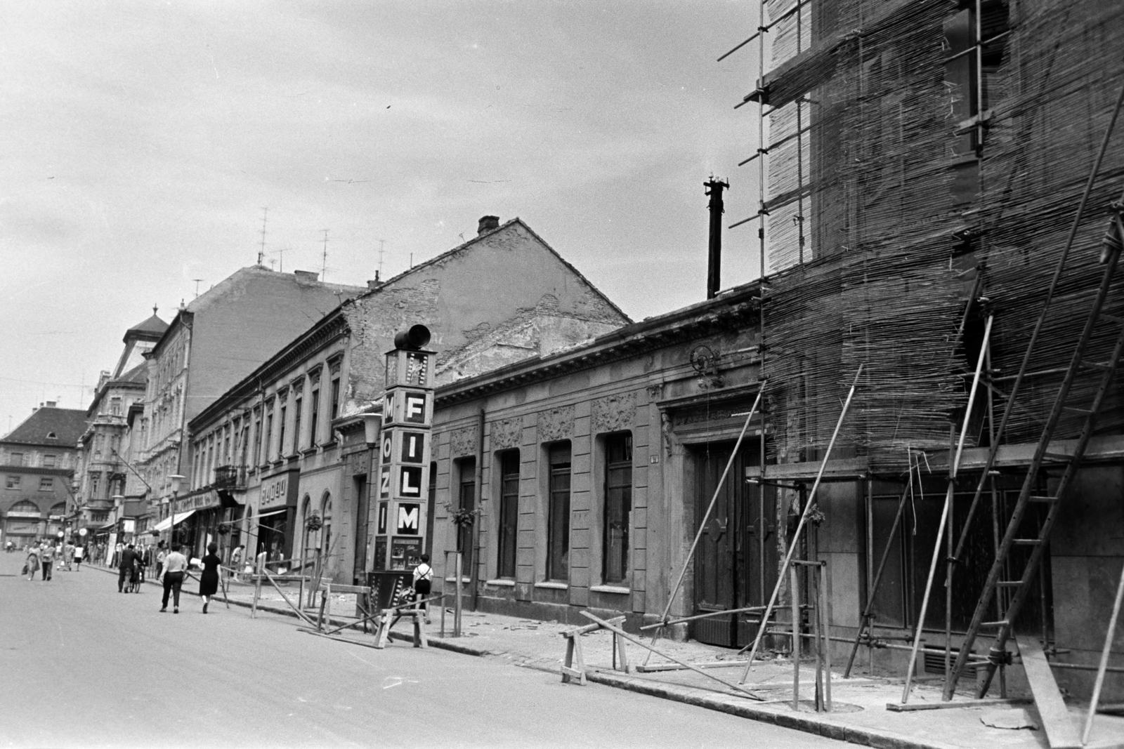 Magyarország, Győr, a Baross Gábor (Lenin) út Kazinczy utca és Bajcsy Zsilinszky út közötti házsora., 1966, Nagy István, Nagy József, Fortepan #264578