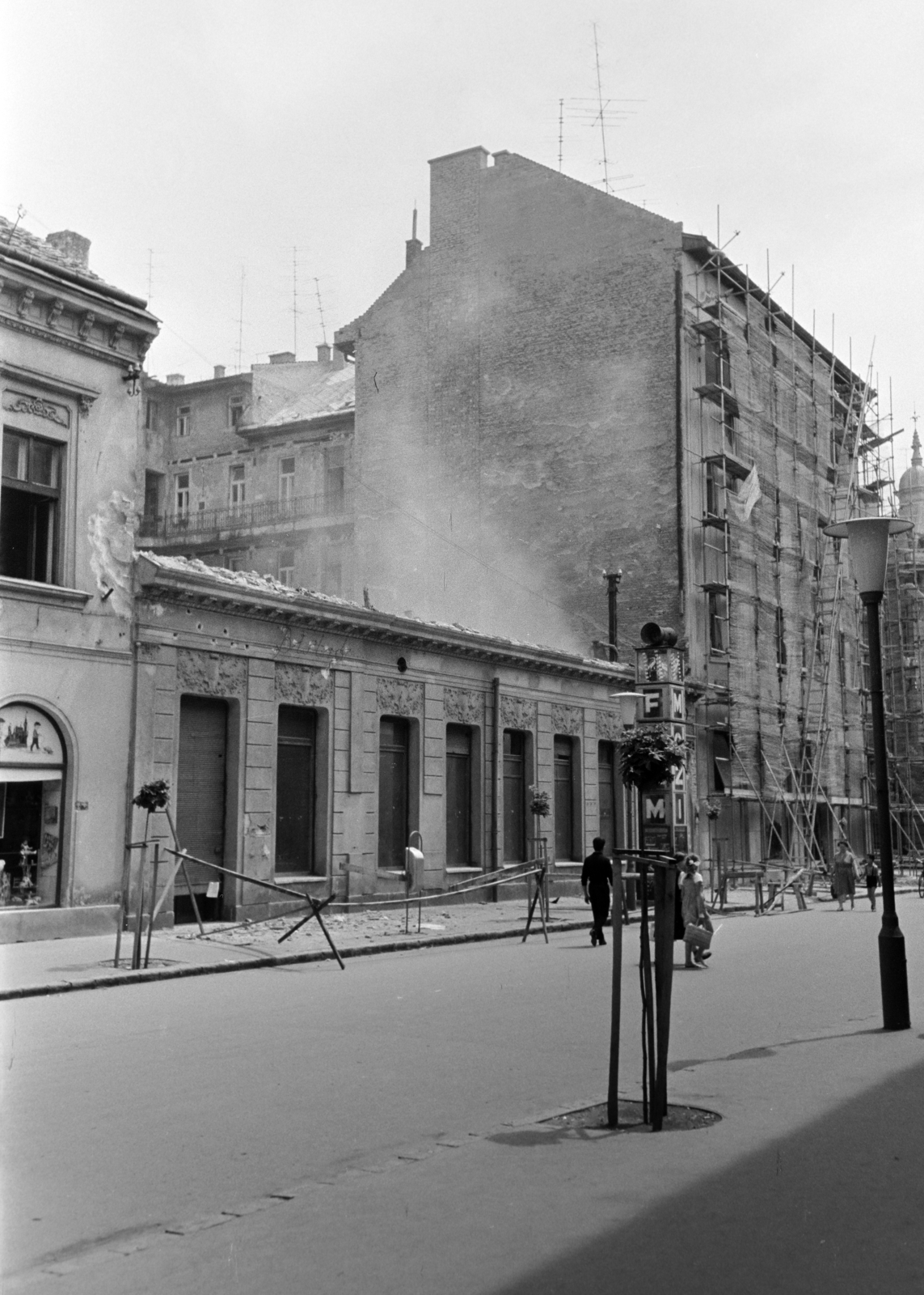Hungary, Győr, Baross Gábor (Lenin) út, jobbra a felállványozott ház a Bajcsy-Zsilinszky út sarkán áll., 1966, Nagy István, Fortepan #264579