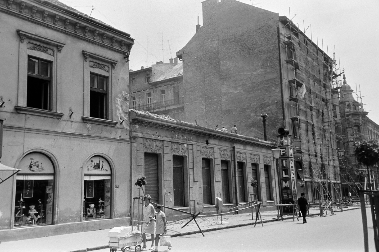 Magyarország, Győr, Baross Gábor (Lenin) út, jobbra a felállványozott házak a Bajcsy-Zsilinszky úti kereszteződésnél állnak., 1966, Nagy István, Nagy József, Fortepan #264580