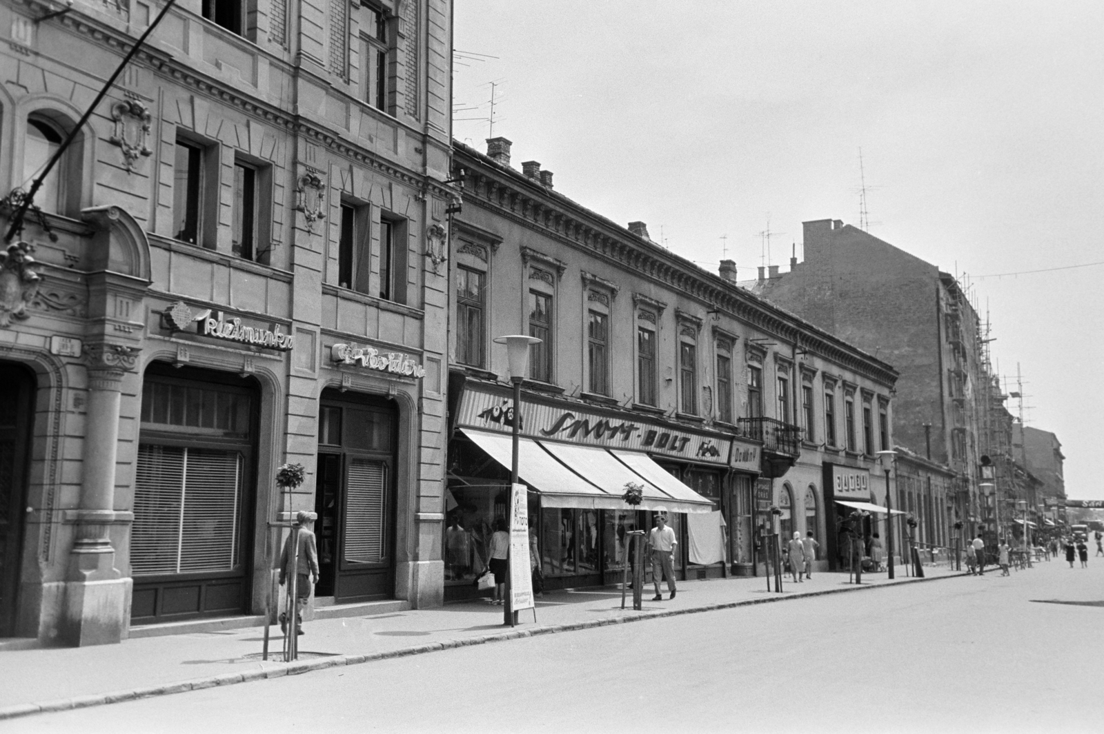 Hungary, Győr, a Baross Gábor (Lenin) út Arany János utca - Bajcsy-Zsilinszky út közötti házsora., 1966, Nagy István, Fortepan #264584