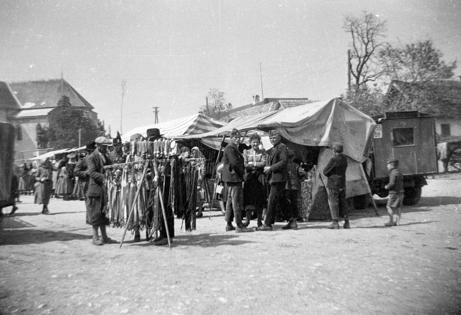 Magyarország, Bajna, Hősök tere, kirakodóvásár. Balra a Szent Adalbert-templom., 1942, Ladinek Viktor, vásár, Fortepan #264597