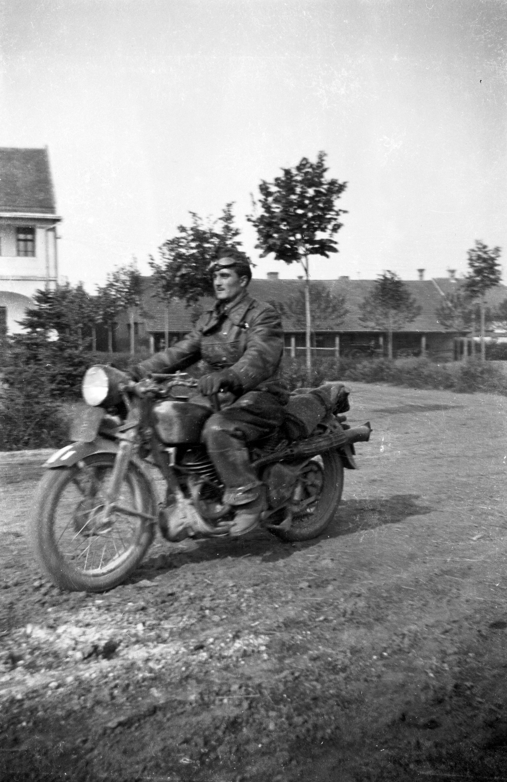 1942, Ladinek Viktor, motorcycle, portrait, Fortepan #264604