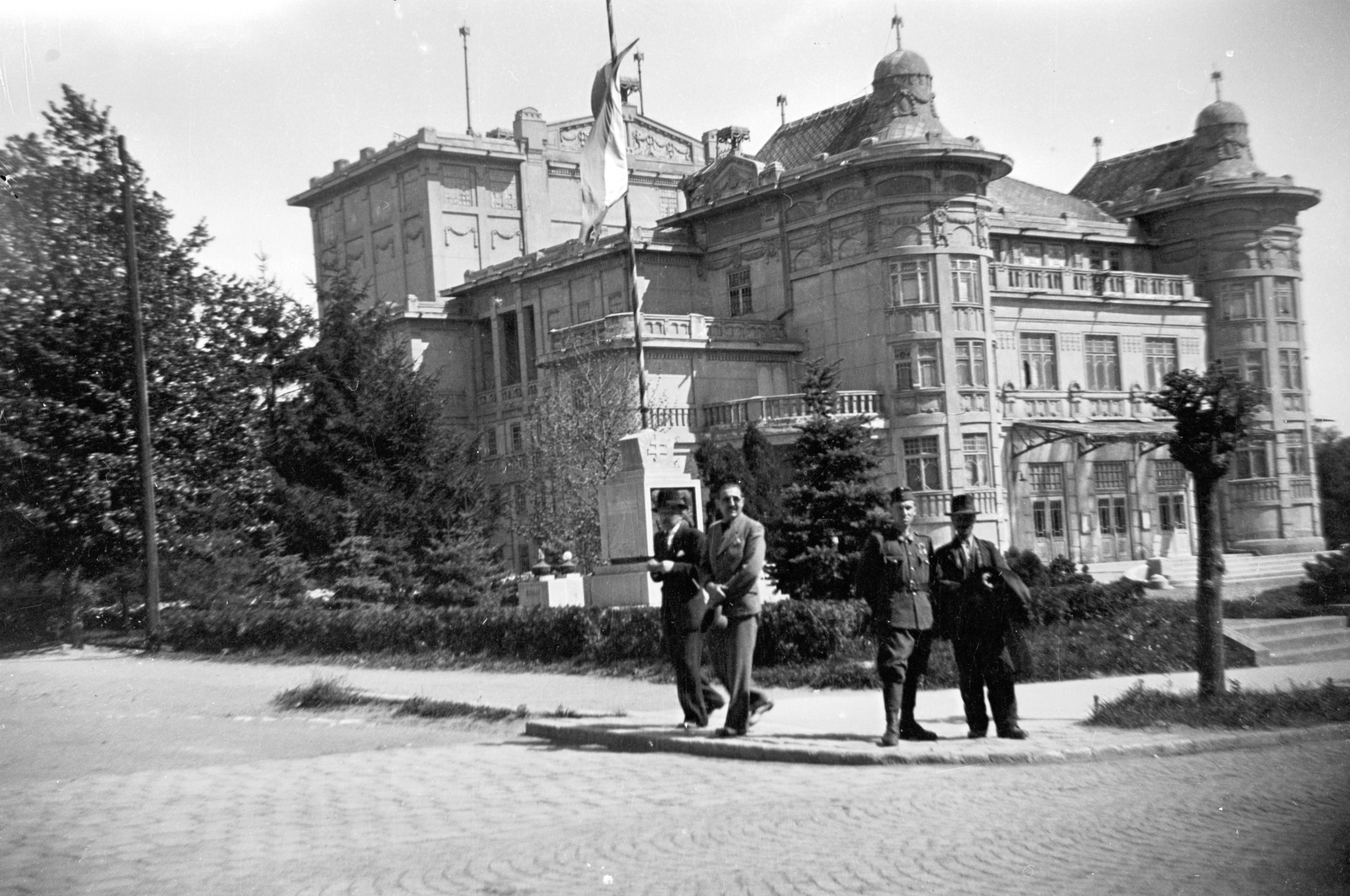 Hungary, Kaposvár, Rákóczi tér, Csiky Gergely Színház. Előtérben a férfiak által részben takarva az országzászló látható., 1942, Ladinek Viktor, theater, Fortepan #264612