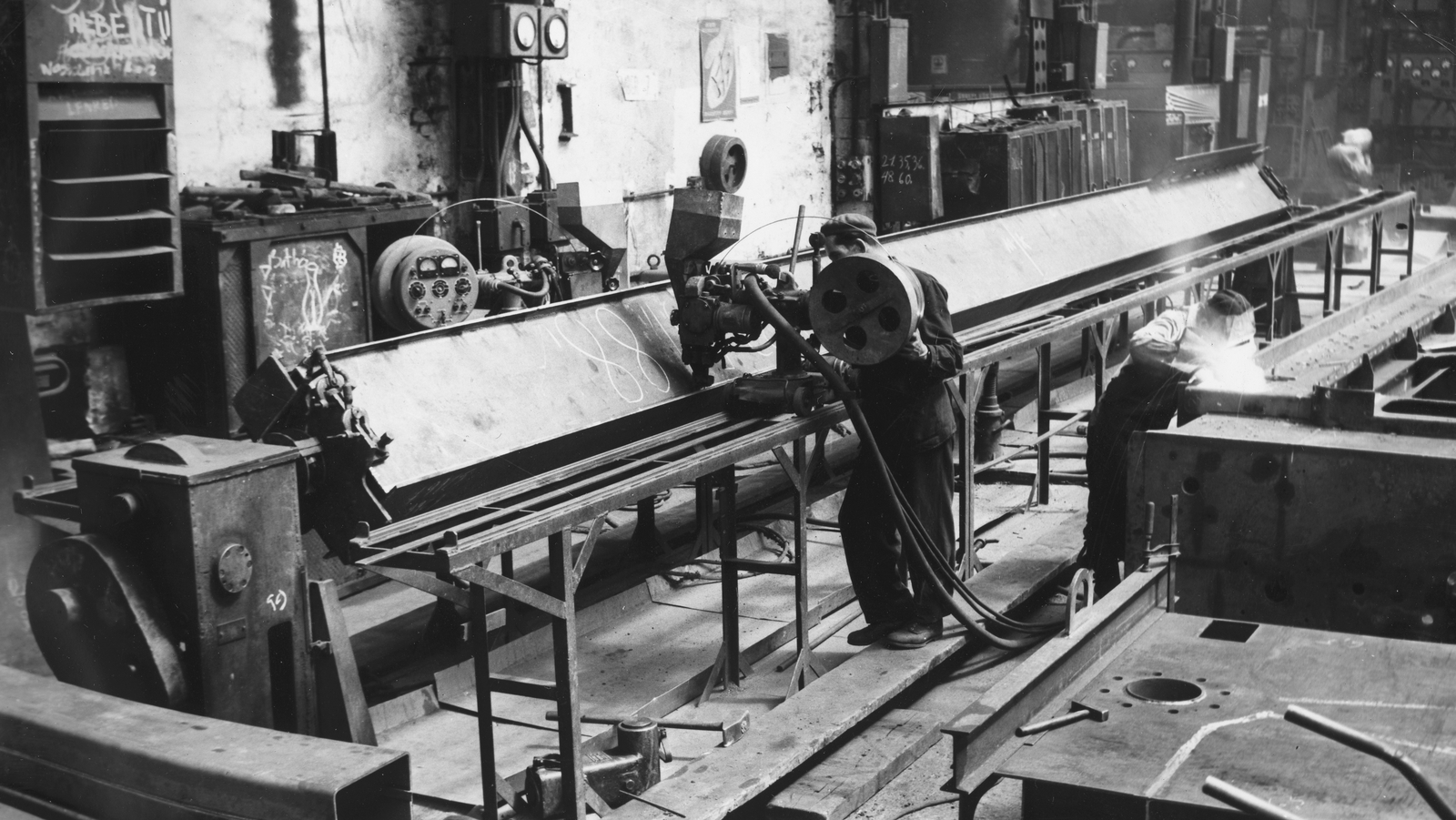 Hungary, Budapest, Az Erzsébet híd acélszerkezetének gyártása a Ganz-MÁVAG-ban., 1963, Bambi, workplace, construction, MÁVAG-brand, bridge building, workshop, Ganz-brand, welding, Fortepan #26463