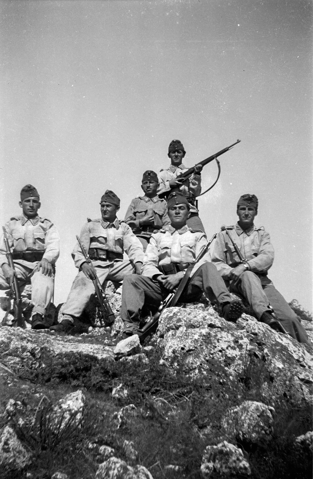 1942, Ladinek Viktor, sziklán ülni, magyar katona, Fortepan #264638