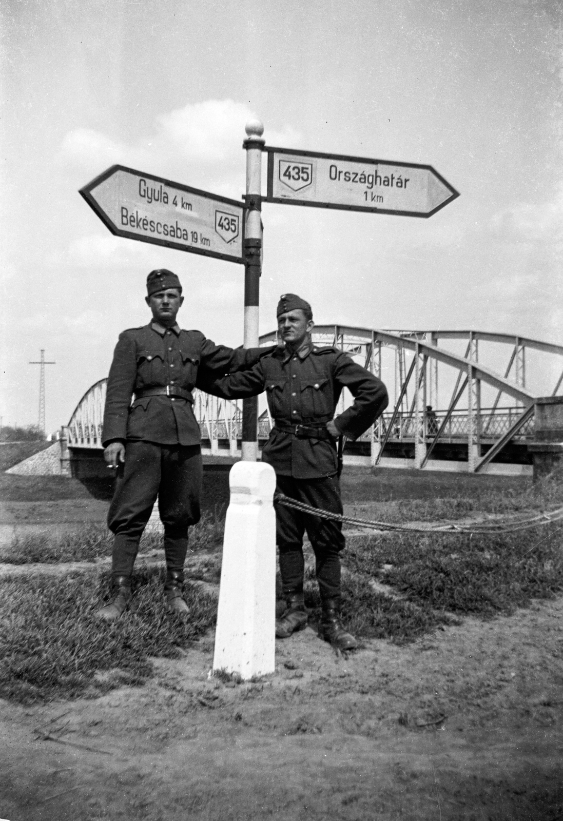 Hungary, Gyula, háttérben a gyulavári Fehér-Körös híd., 1942, Ladinek Viktor, soldier, bridge, embankment, road signs, Fortepan #264643