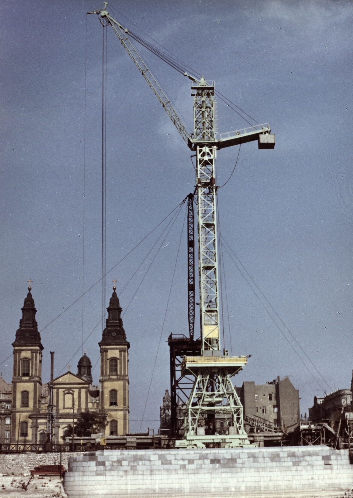 Hungary, Budapest, az Erzsébet híd építése, a pesti hídfő a Dunáról nézve., 1962, Bambi, church, colorful, construction, bridge building, tower crane, Fortepan #26465