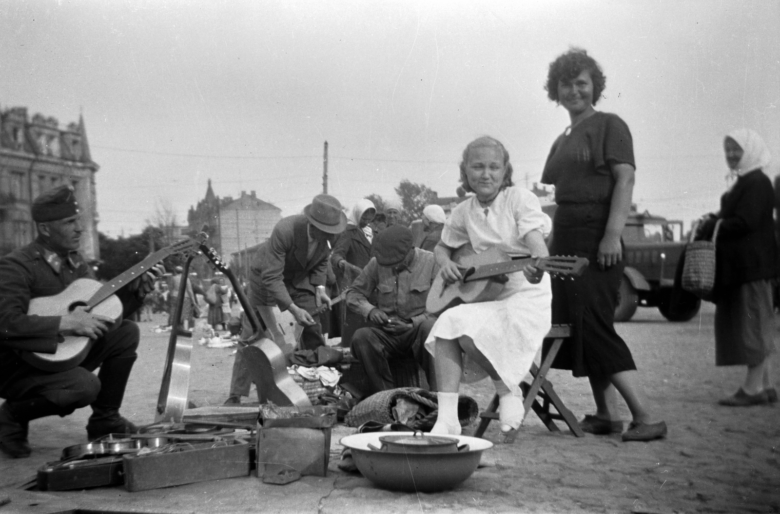 Ukraine, Kyiv, Galíciai tér / Halicka ploscsa (ekkor 1905-ös felkelés tere), piac., 1942, Ladinek Viktor, market, guitar, musical instrument, portrait, Fortepan #264656