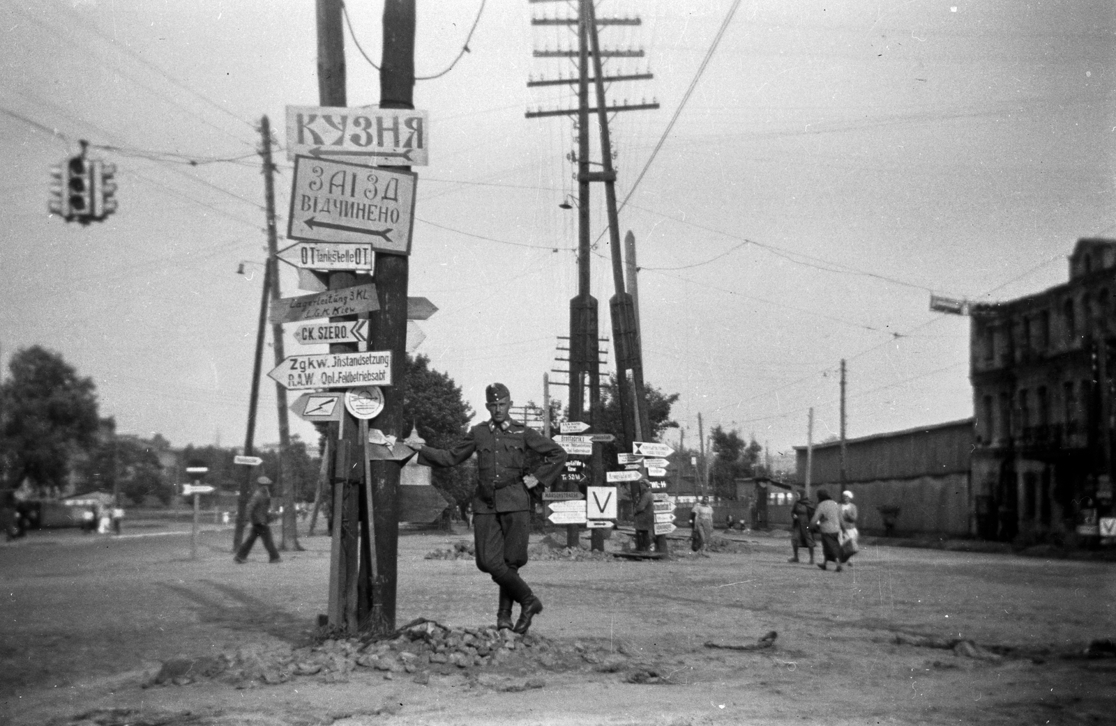 Ukraine, Kyiv, Bresztejszkij proszpekt (Rownoerstraße) a Povitroflotszkij proszpekt (Kadetska Chaussee) felől a Halicka ploscsa (Halyzka Platz) irányába nézve., 1942, Ladinek Viktor, road signs, eastern front, Fortepan #264658