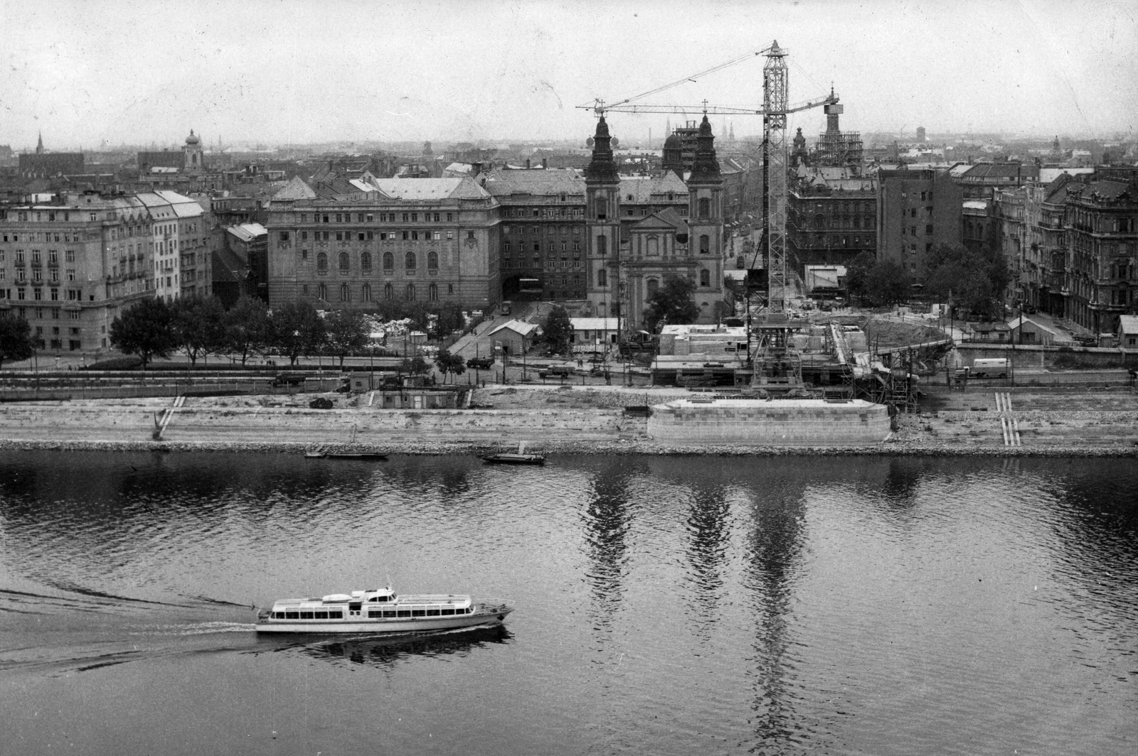 Hungary, Budapest, az Erzsébet híd építése a budai hídfőtől a pesti hídfő felé nézve., 1962, Bambi, ship, construction, picture, bridge building, water bus, tower crane, Csopak ship, Fortepan #26466