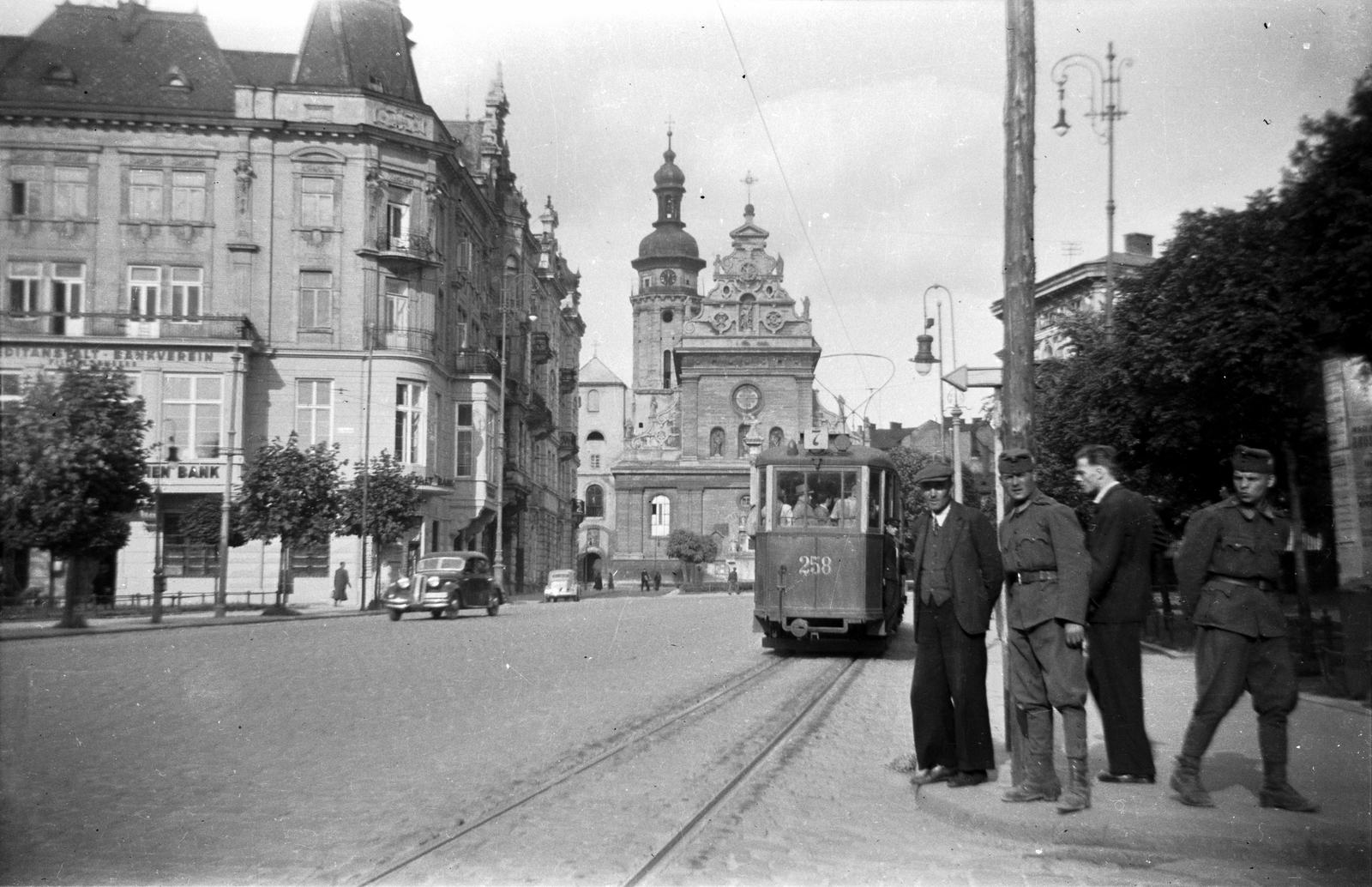 Ukraine, Lviv, szemben a Szoborna tér és ott a Bernardine templom és kolostor., 1942, Ladinek Viktor, Fortepan #264662