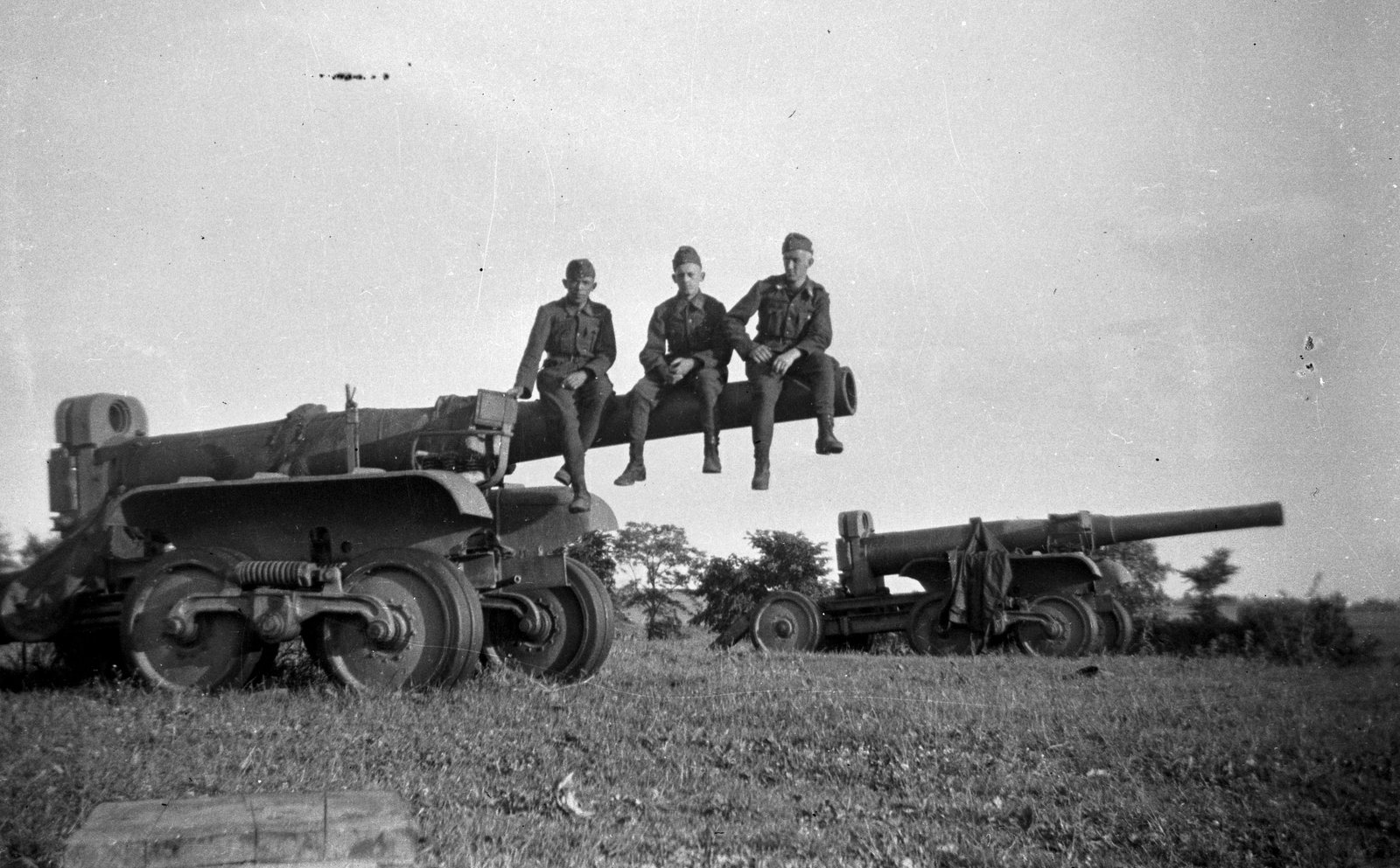 1942, Ladinek Viktor, eastern front, ordnance, cannon, sitting on a cannon, Fortepan #264666