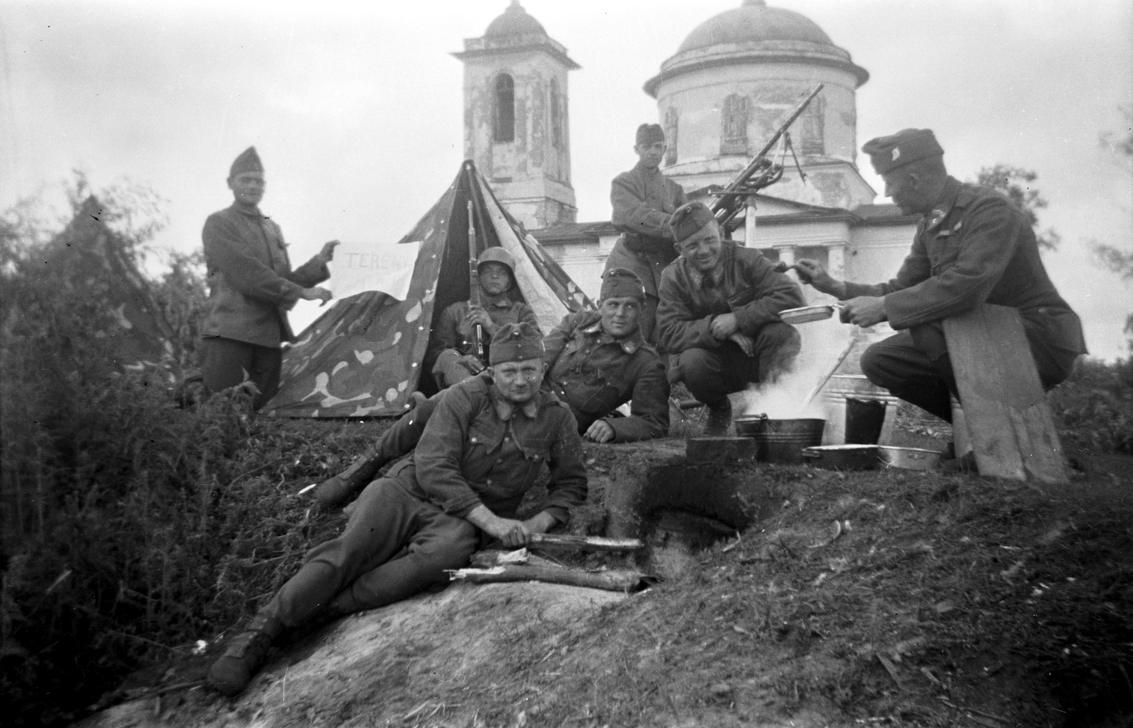 Russia, háttérben a Mihály arkangyal-templom., 1942, Ladinek Viktor, ground cloth, eastern front, Fortepan #264672