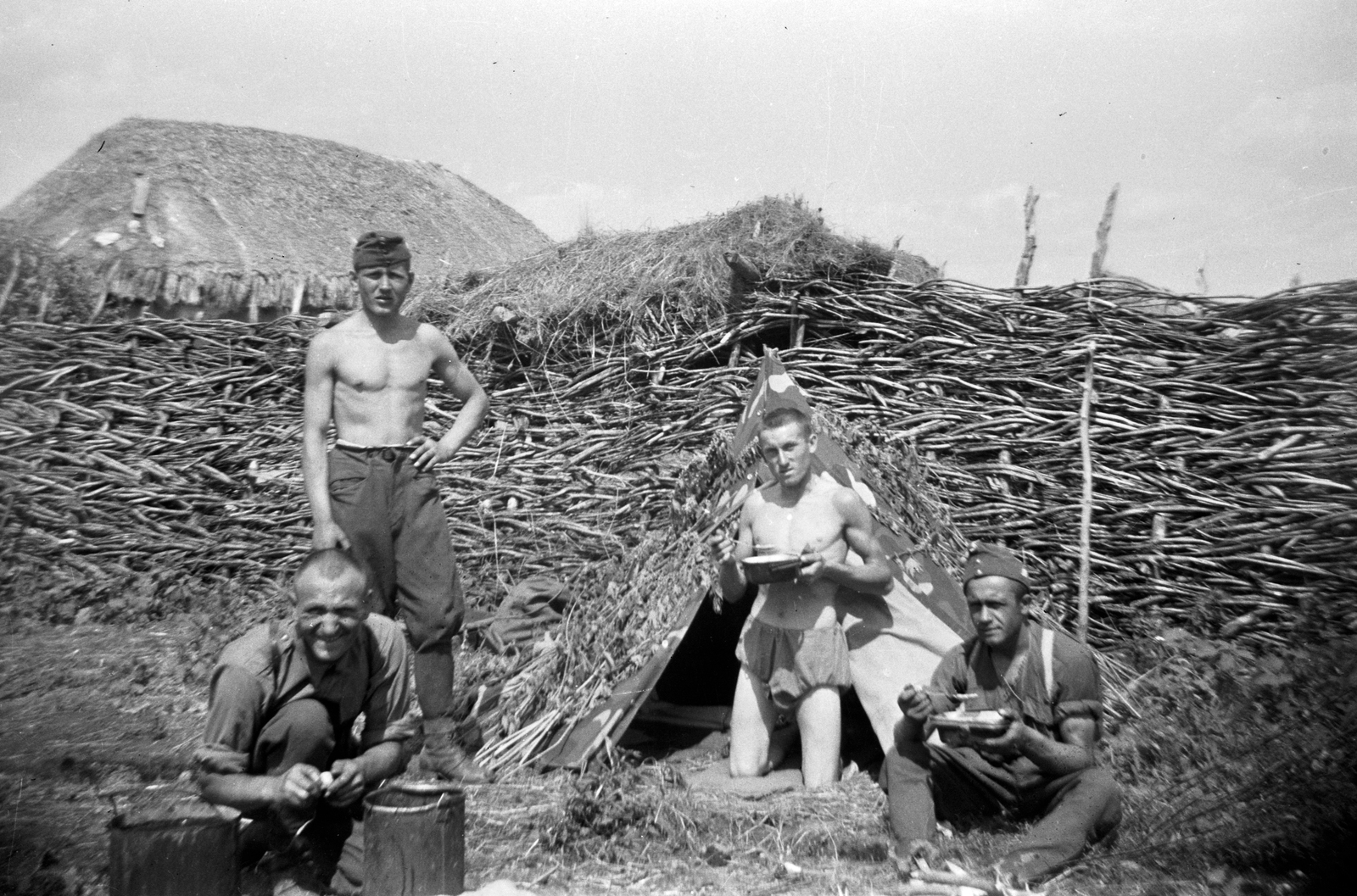 Ukrajna, 1941, Ladinek Viktor, sátorlap, keleti front, csoportkép, Fortepan #264673