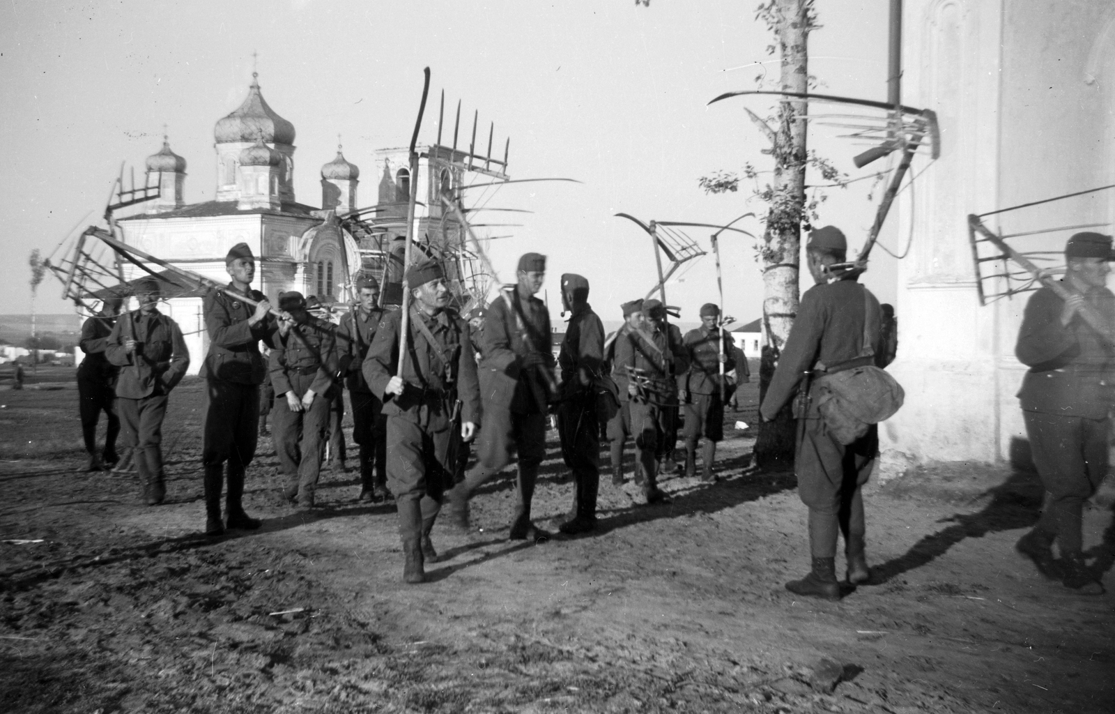 Russia, Repyevka, (Voronyezsi terület, repjevkai járás), a katonák mögött a Péter és Pál-templom látható., 1942, Ladinek Viktor, eastern front, Fortepan #264683