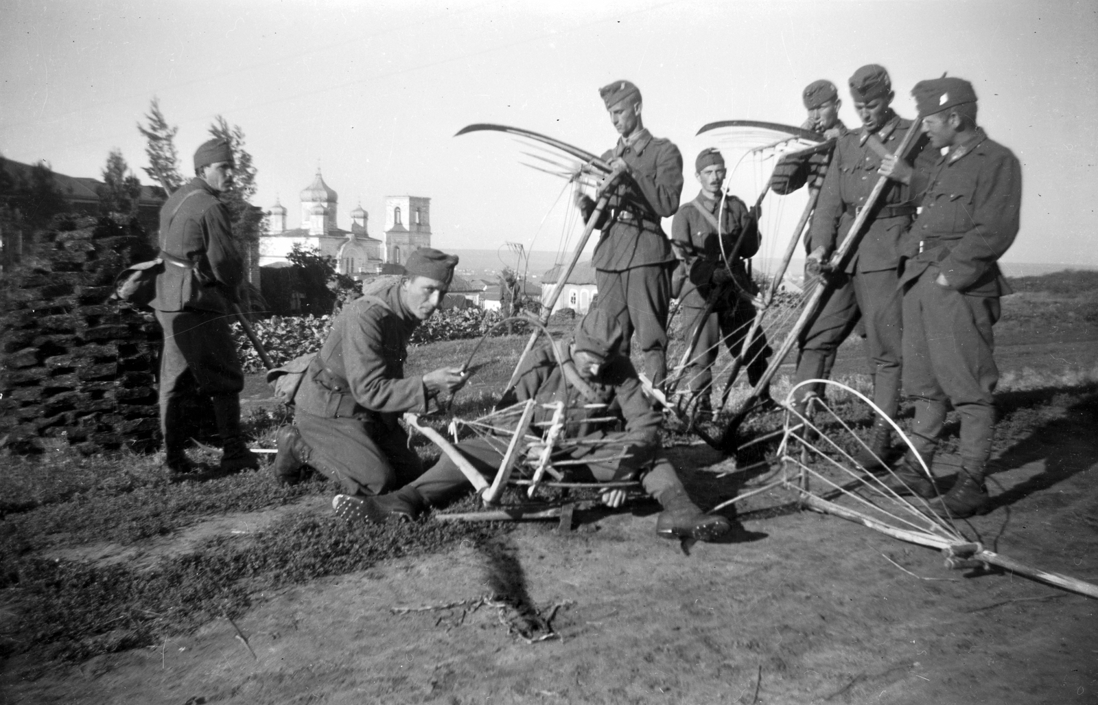 Russia, Repyevka, (Voronyezsi terület, repjevkai járás), a katonák mögött a Péter és Pál-templom látható., 1942, Ladinek Viktor, eastern front, tool, Fortepan #264684