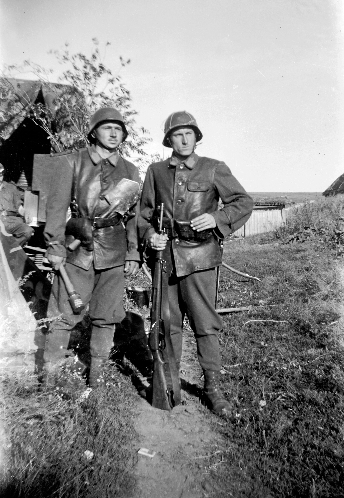 1942, Ladinek Viktor, eastern front, portrait, helmet, gun, spade, leather jacket, Fortepan #264685