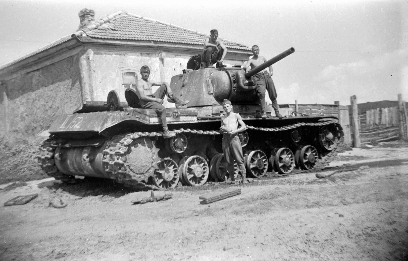 Oroszország, Repjevka, (Voronyezsi terület, repjevkai járás), magyar katonák a zsákmányolt szovjet harckocsin., 1942, Ladinek Viktor, Kliment Voroshilov KV-1, harckocsi, Fortepan #264692