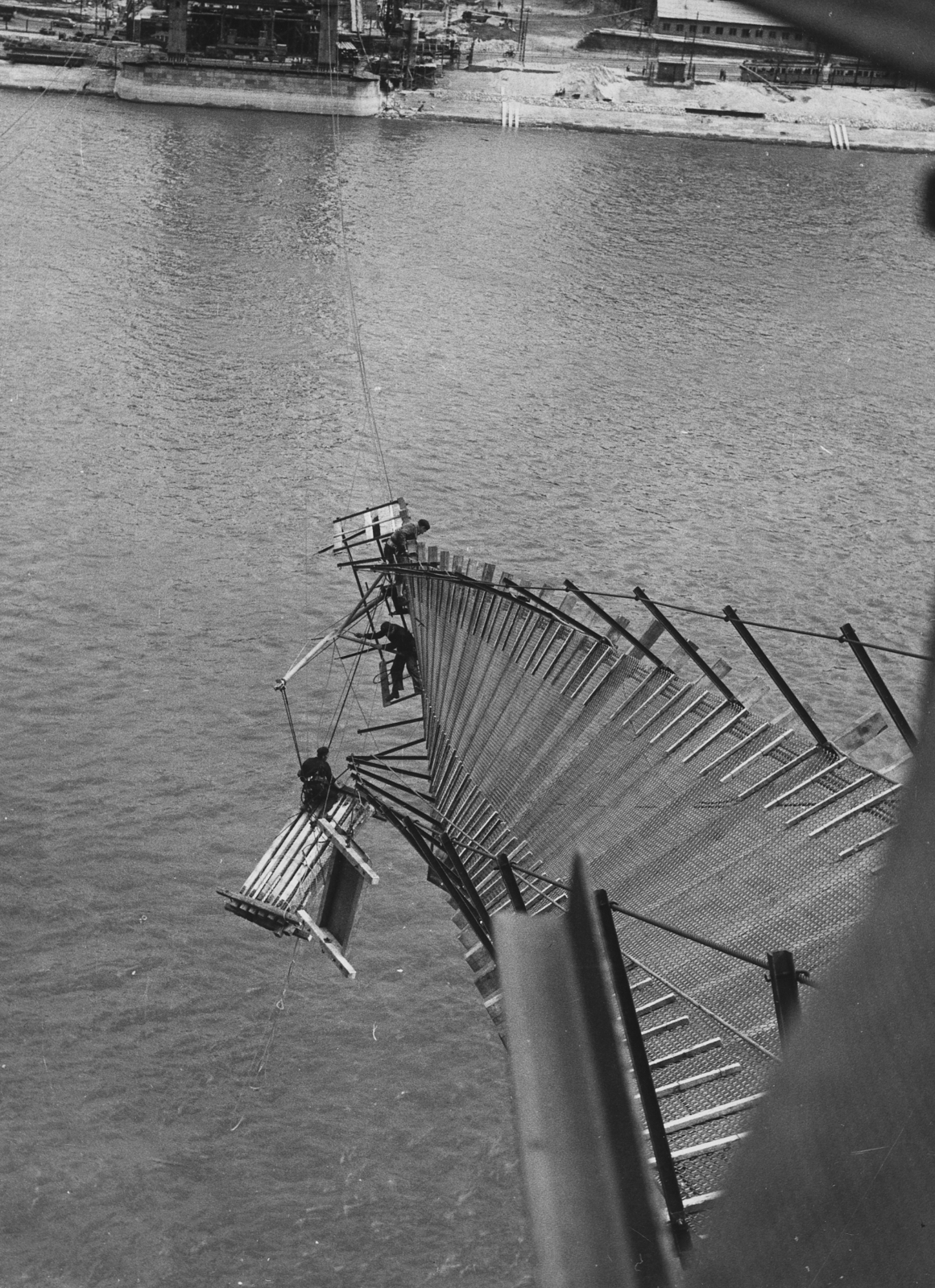 Hungary, Budapest, az Erzsébet híd építése, a leszakadt déli szerelőszőnyeg., 1963, Bambi, accident, construction, bridge building, Danube, Fortepan #26470