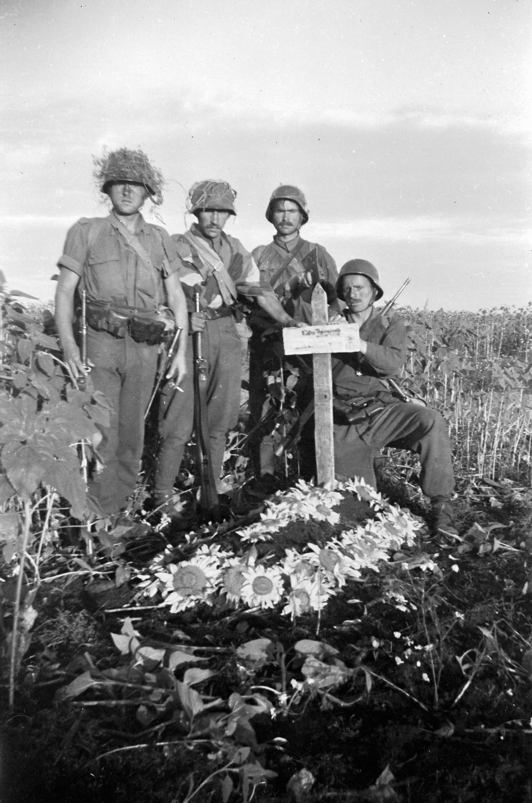 1942, Ladinek Viktor, sátorlap, keleti front, csoportkép, sírhalom, virágdíszítés, Fortepan #264704