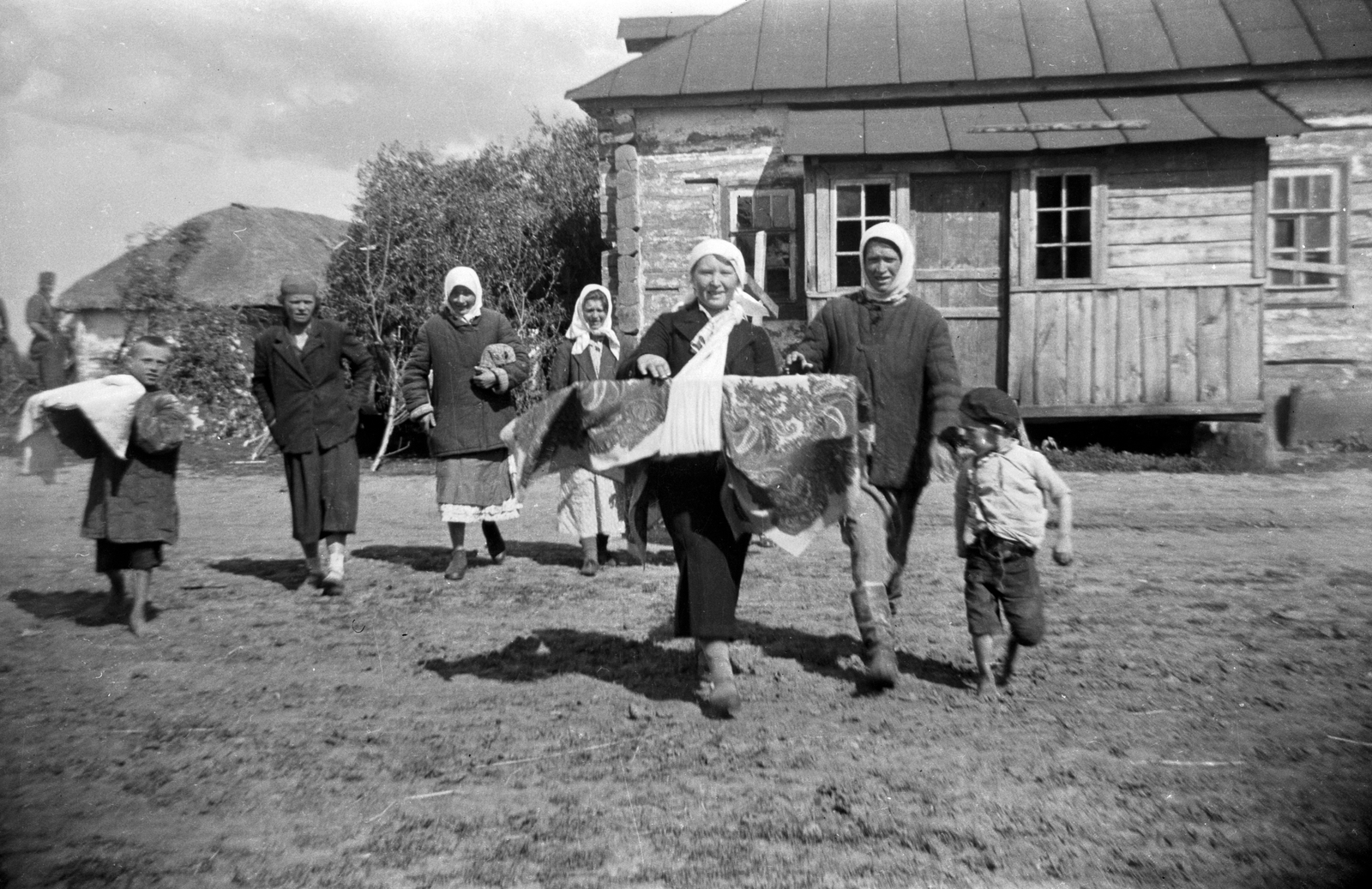 1942, Ladinek Viktor, anya, gyerekek, fejkendő, gerendaház, Fortepan #264709